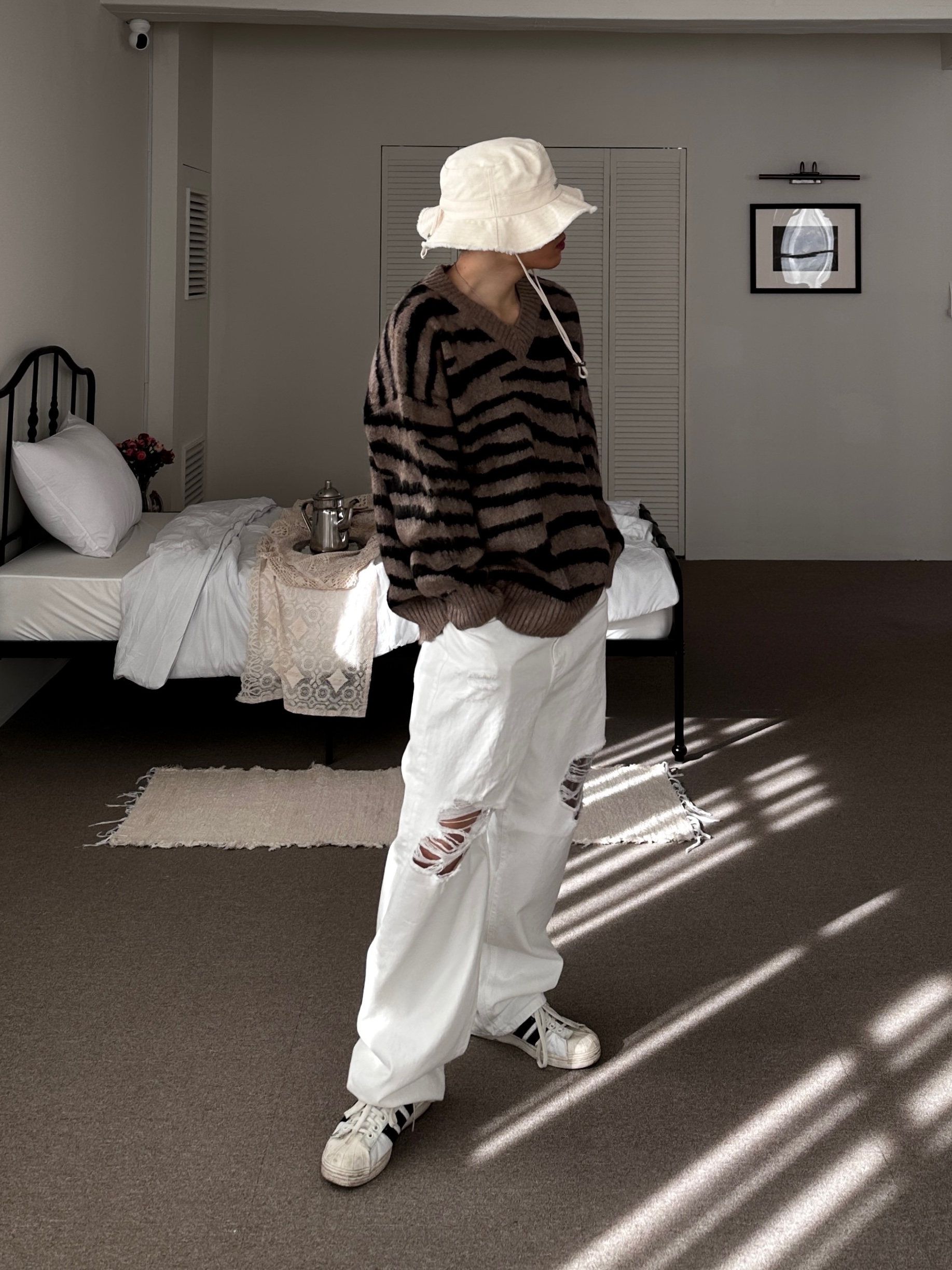 Jacquemus Le Bob Artichaut Bucket Hat Off White, Adidas x Parley Superstar White 착용 스타일 - 3