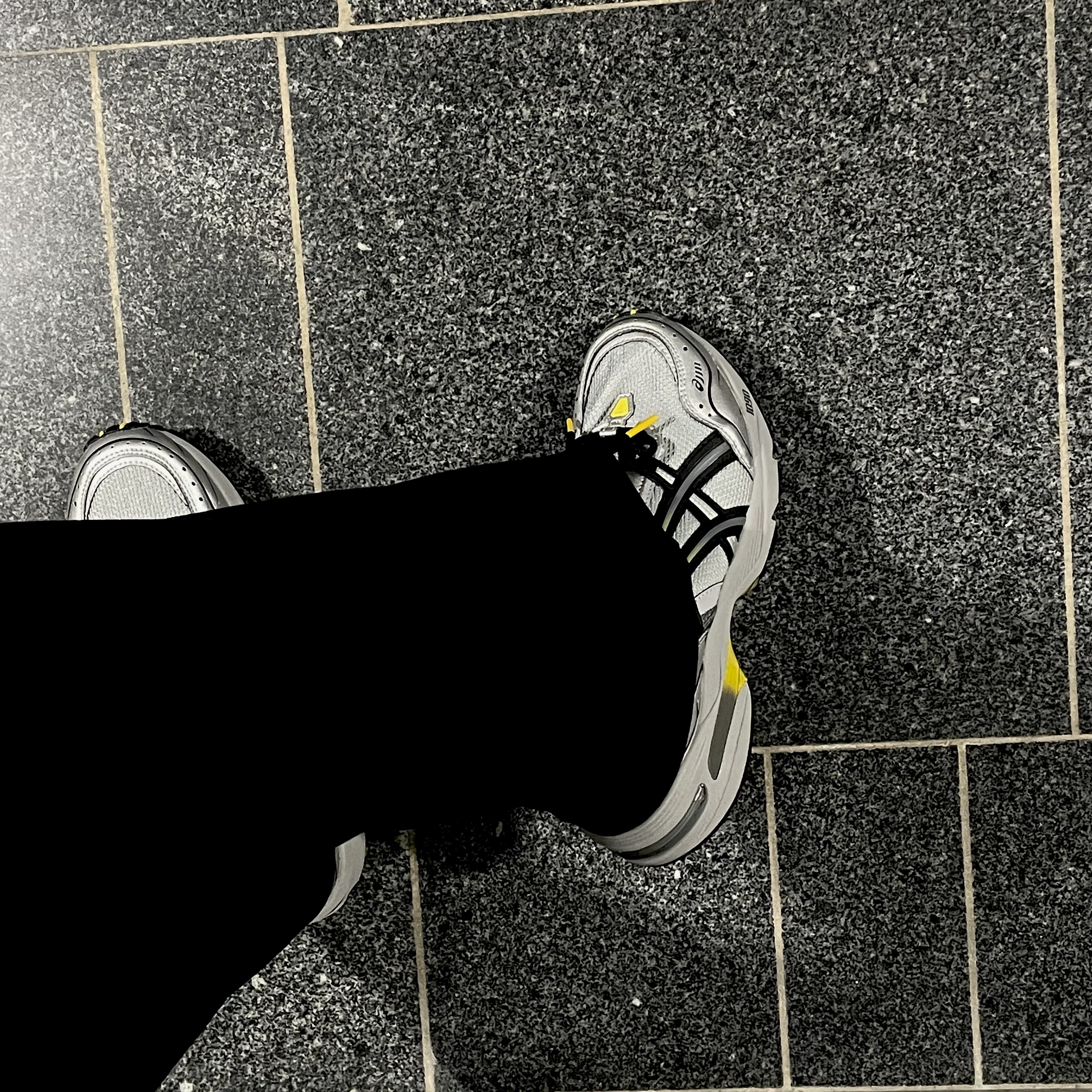Asics Gel-1090 Mid Grey Black 착용 스타일