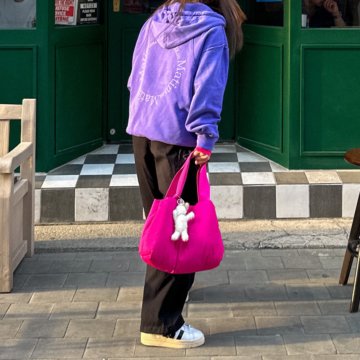 COS Padded Shopper Bag Pink 착용 스타일 - 2