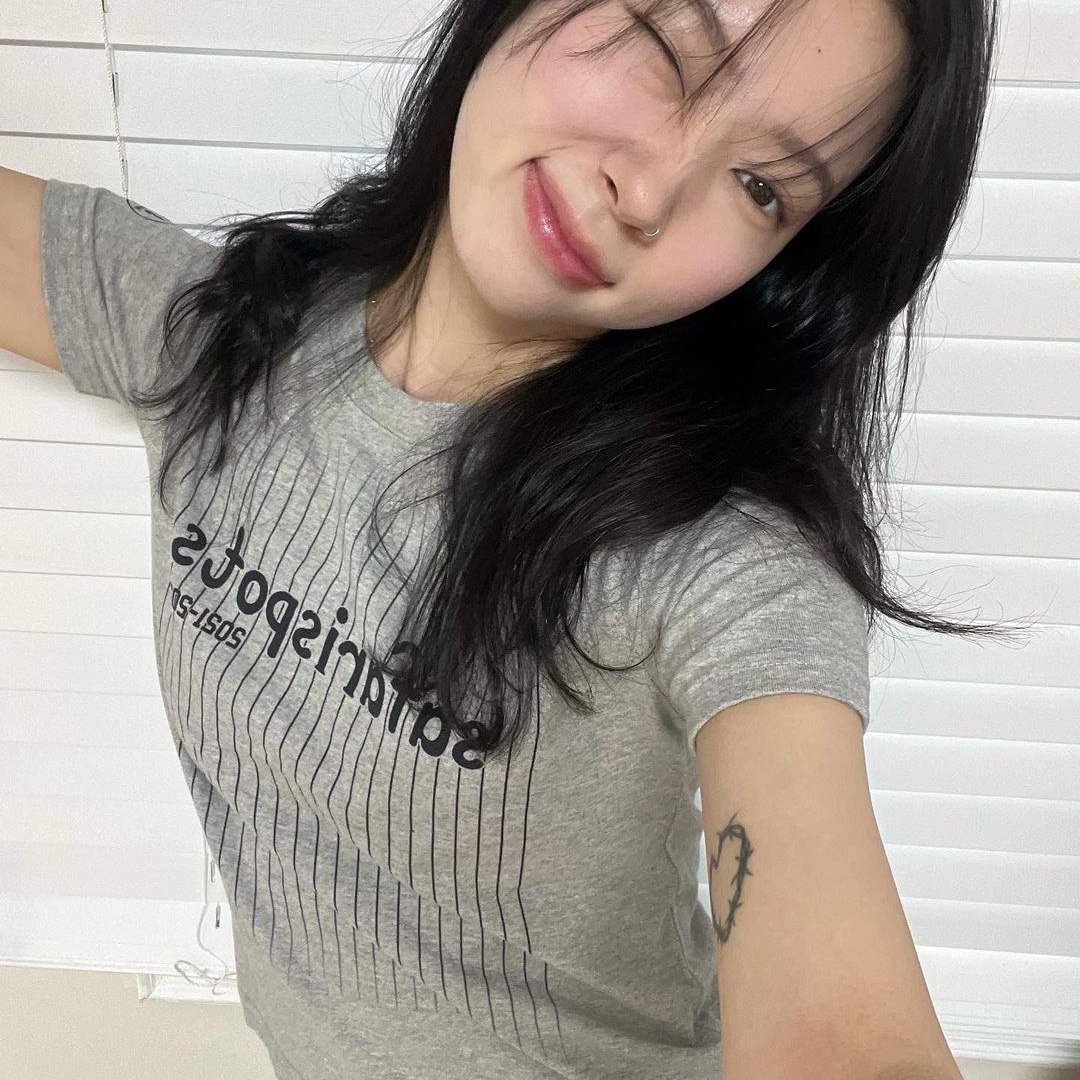 Safarispot Women 1/2 Safarispots Magazine Tee Gray 착용 스타일 - 2