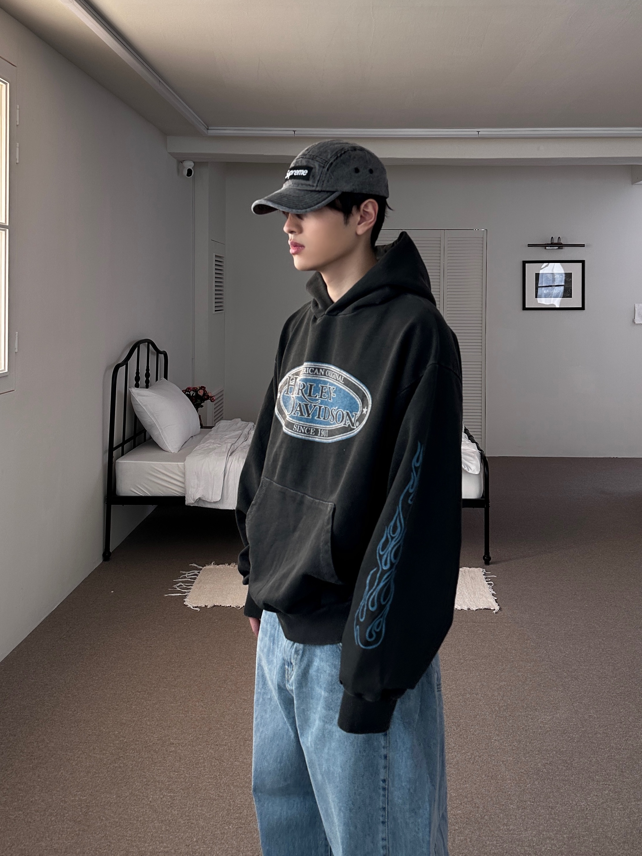 Supreme Denim Camp Cap Washed Black - 22FW, Balenciaga Defender Sneakers Beige 착용 스타일 - 4