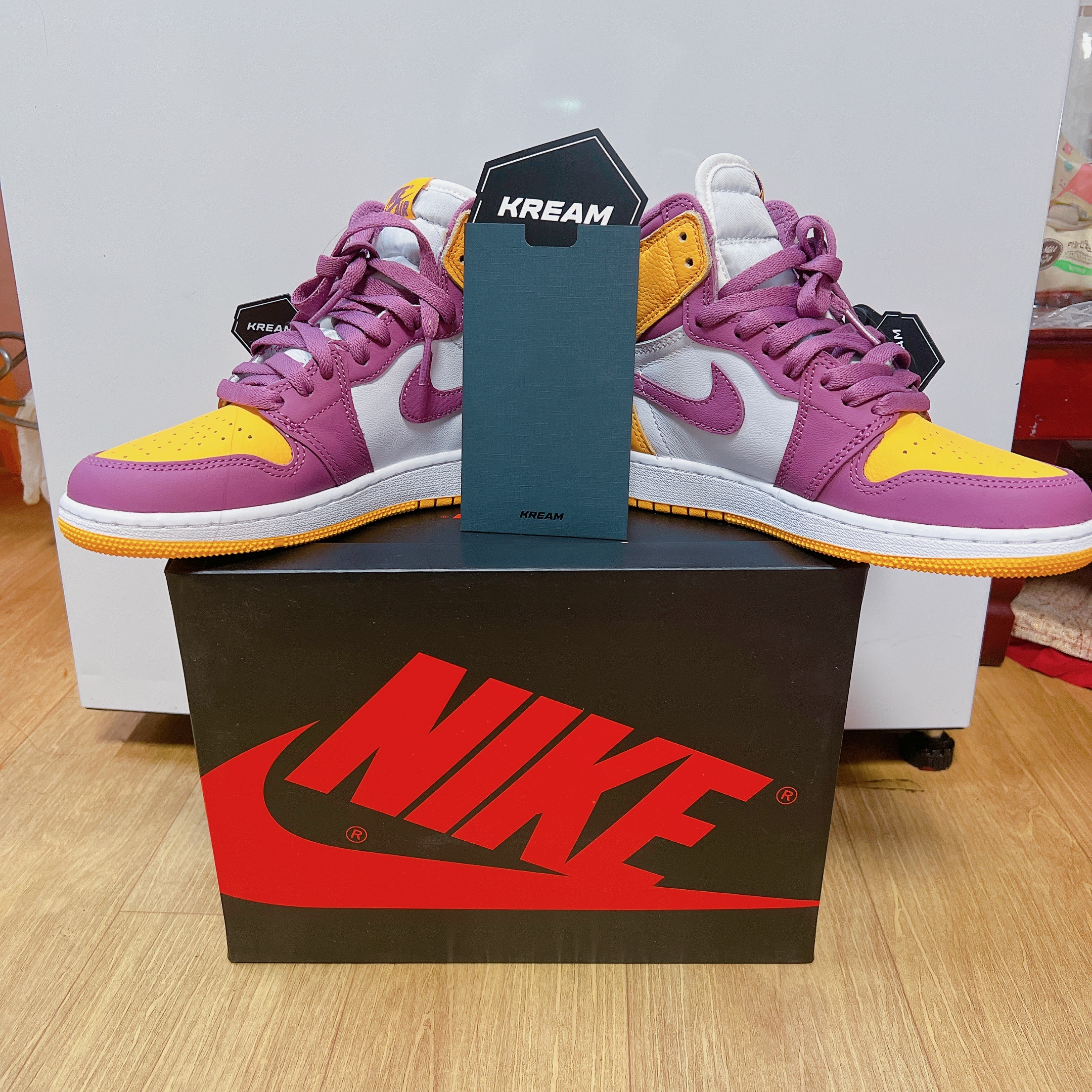 (GS) Jordan 1 Retro High OG University Gold Light Bordeaux 착용 스타일
