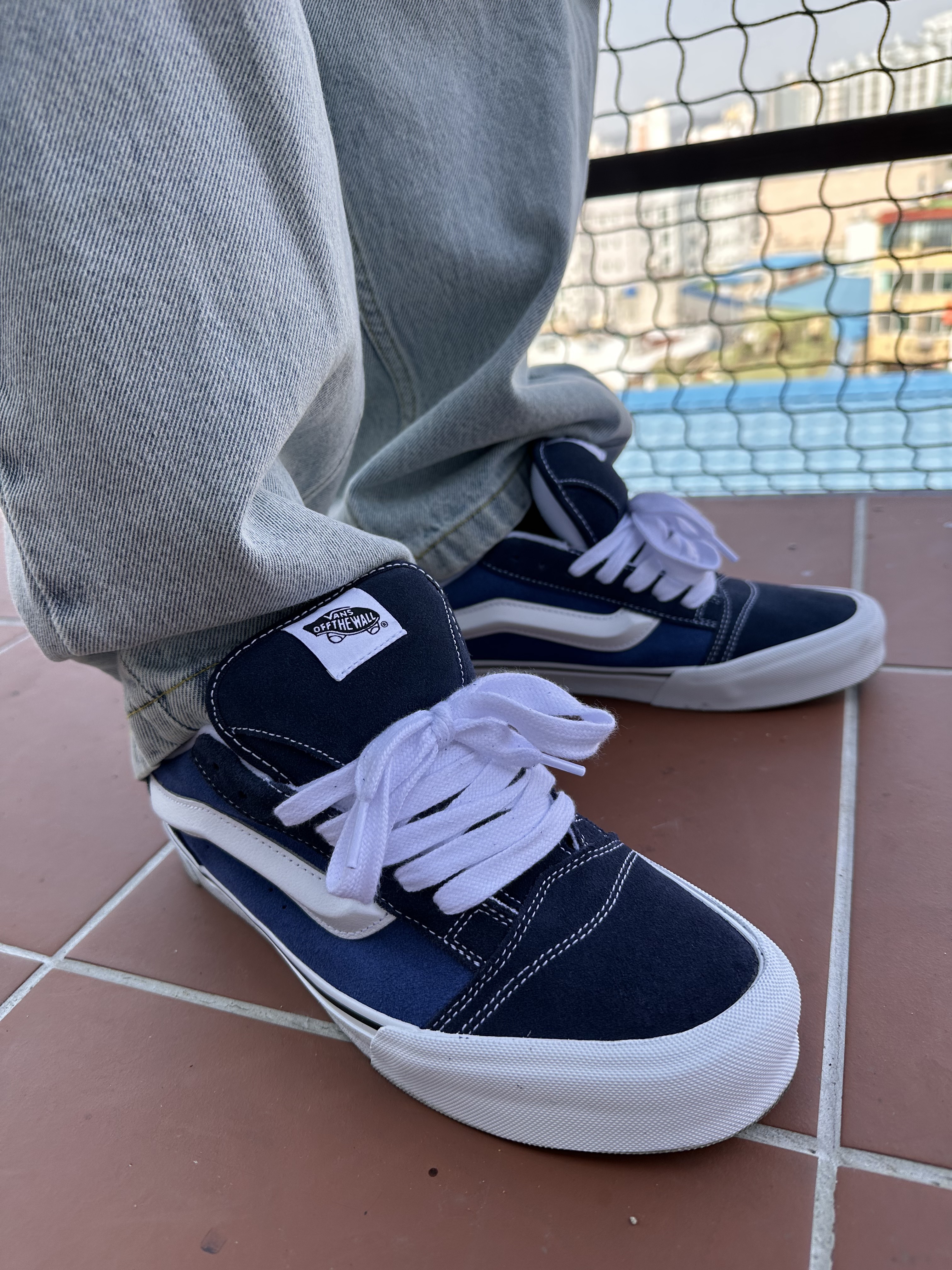 Vans Knu-Skool Navy True White 착용 스타일 - 3