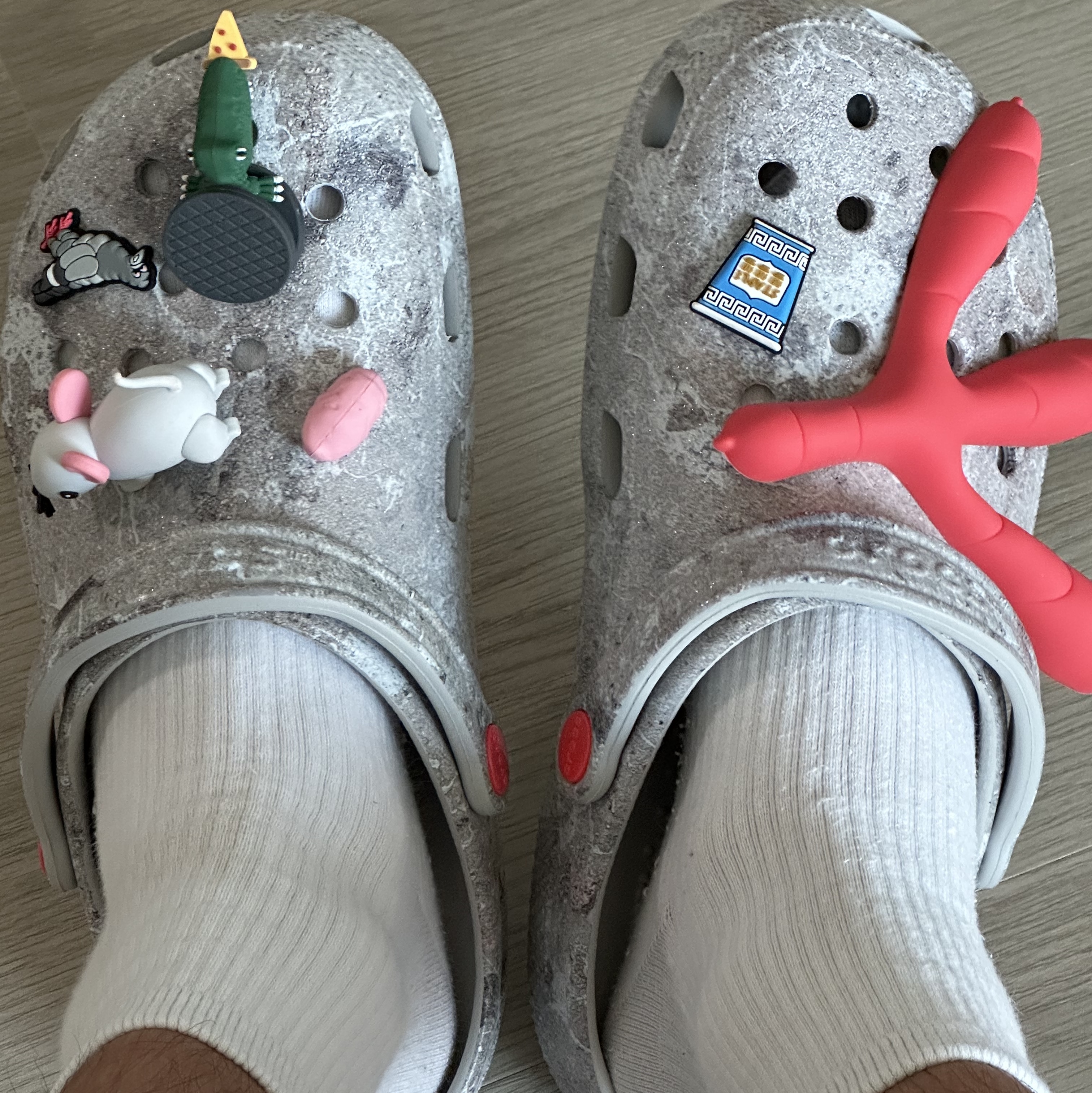 Crocs x Staple Classic Clog Grey Red 착용 스타일