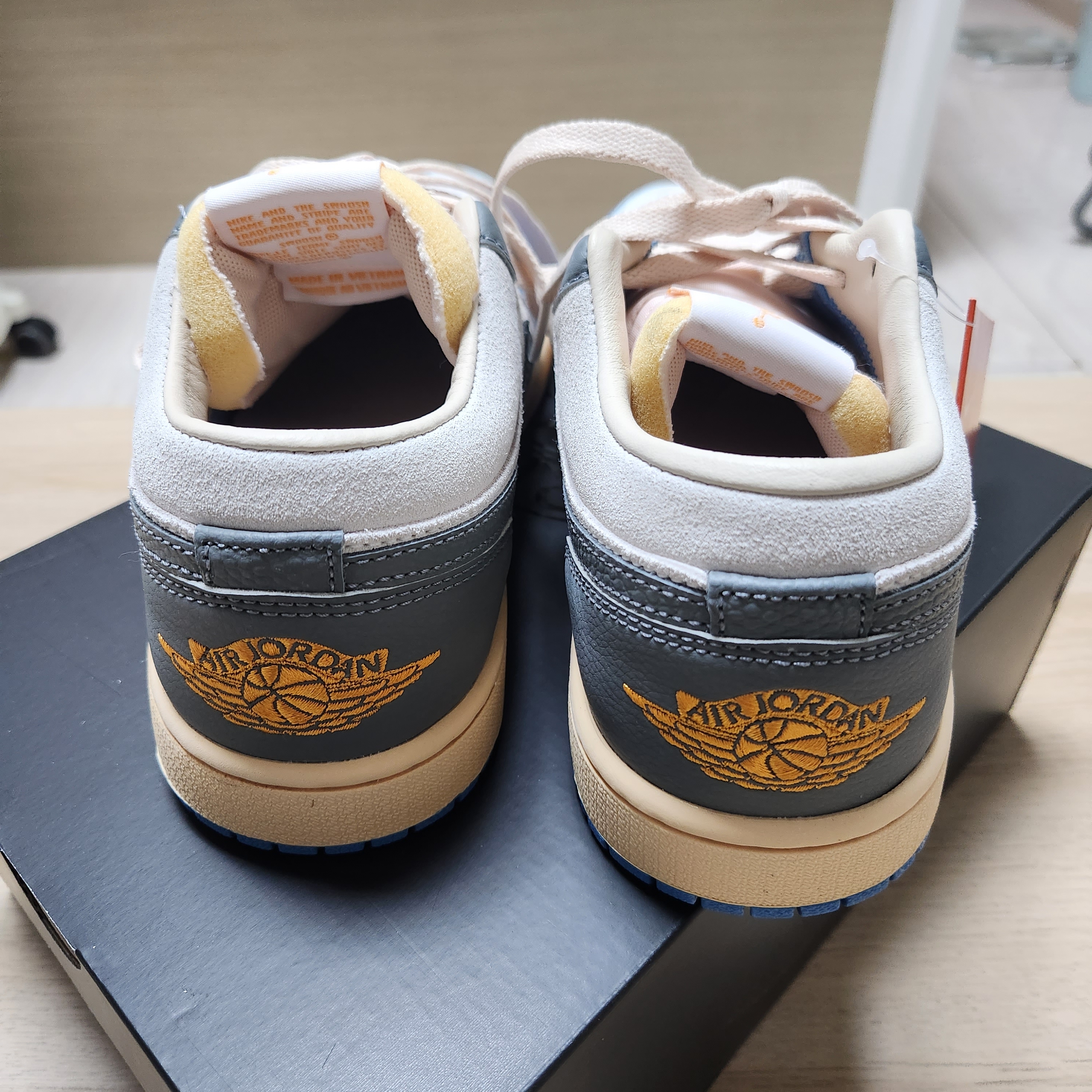 Jordan 1 Low SE Tokyo 96 착용 스타일 - 4
