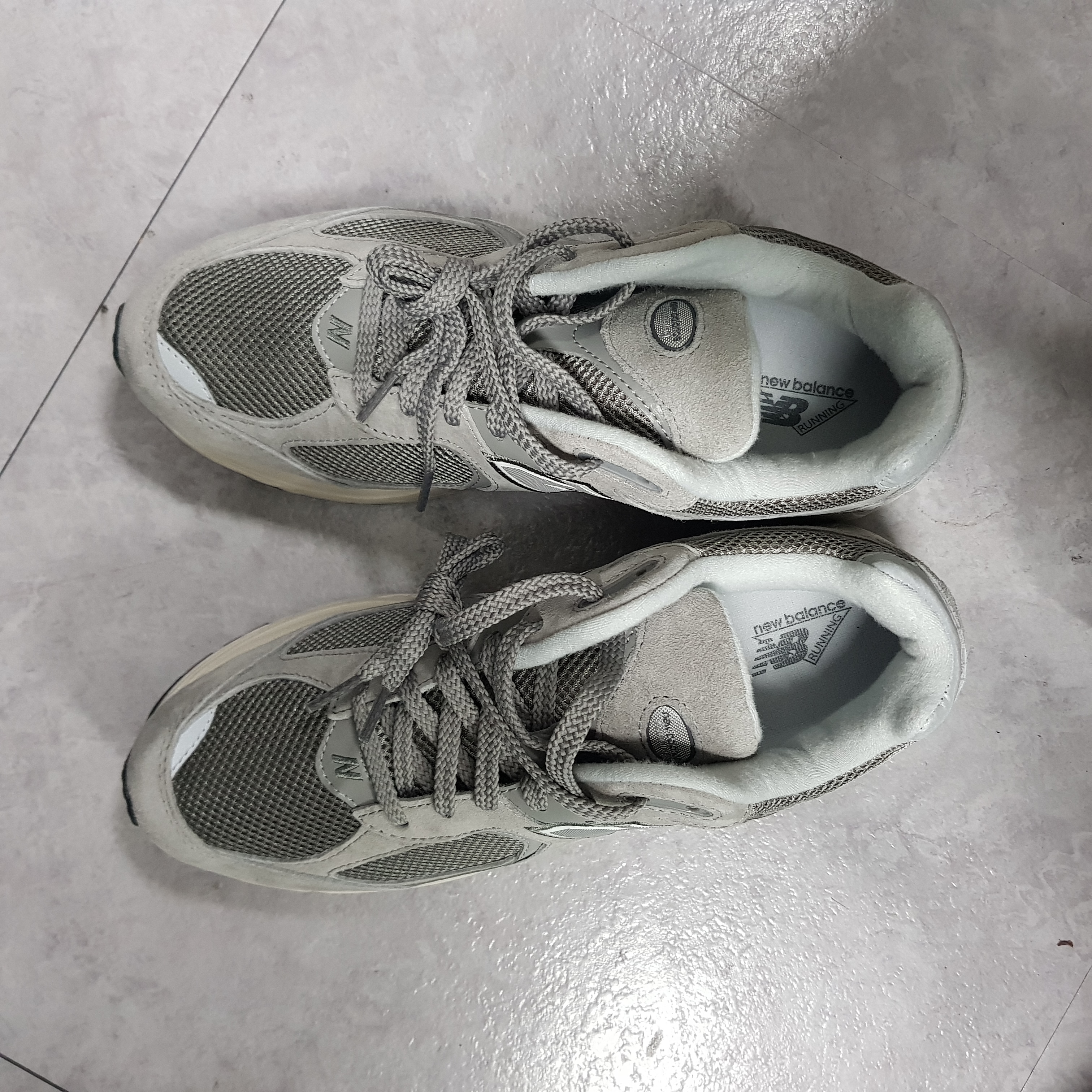 New Balance 2002R Grey 착용 스타일
