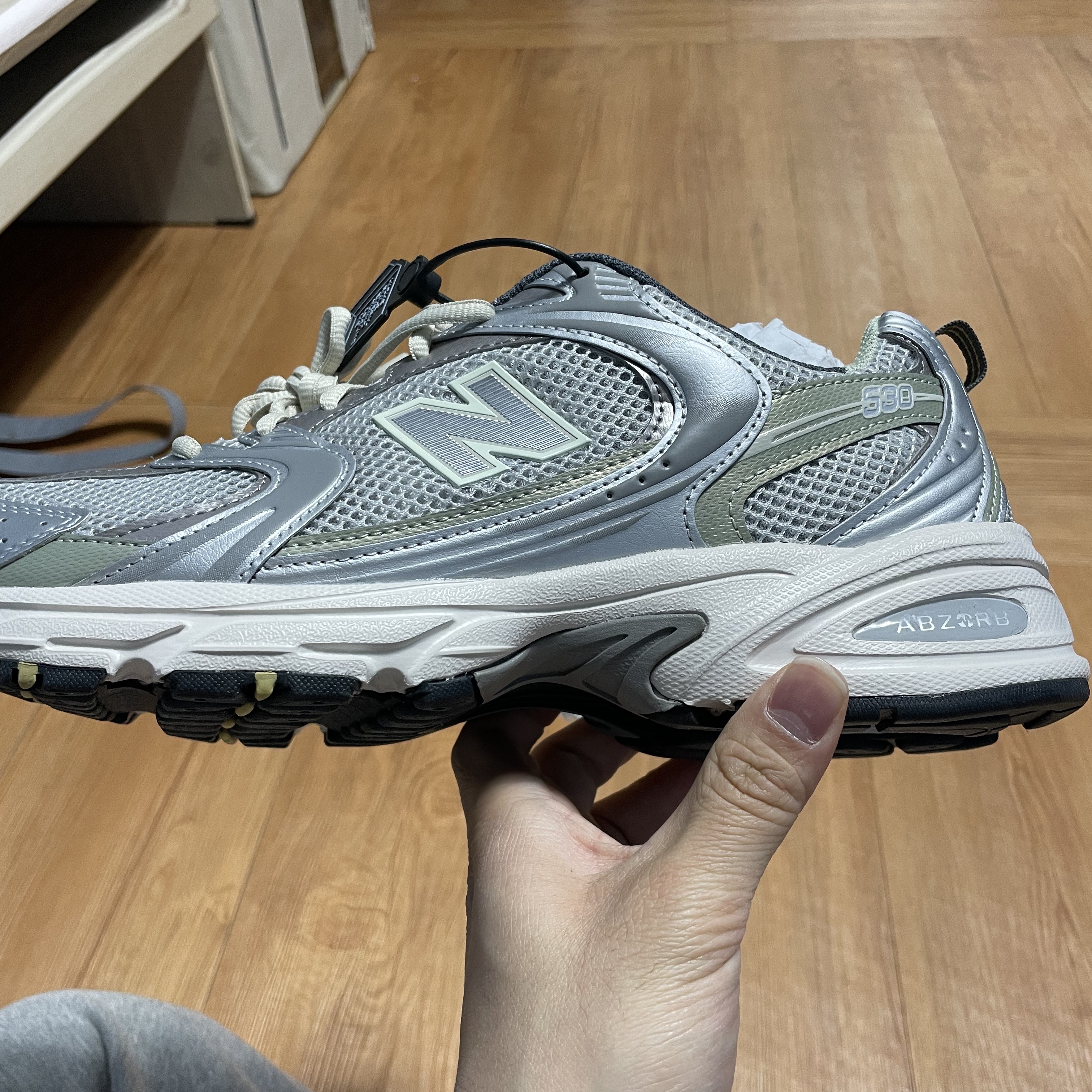 New Balance 530 Earth 착용 스타일 - 2
