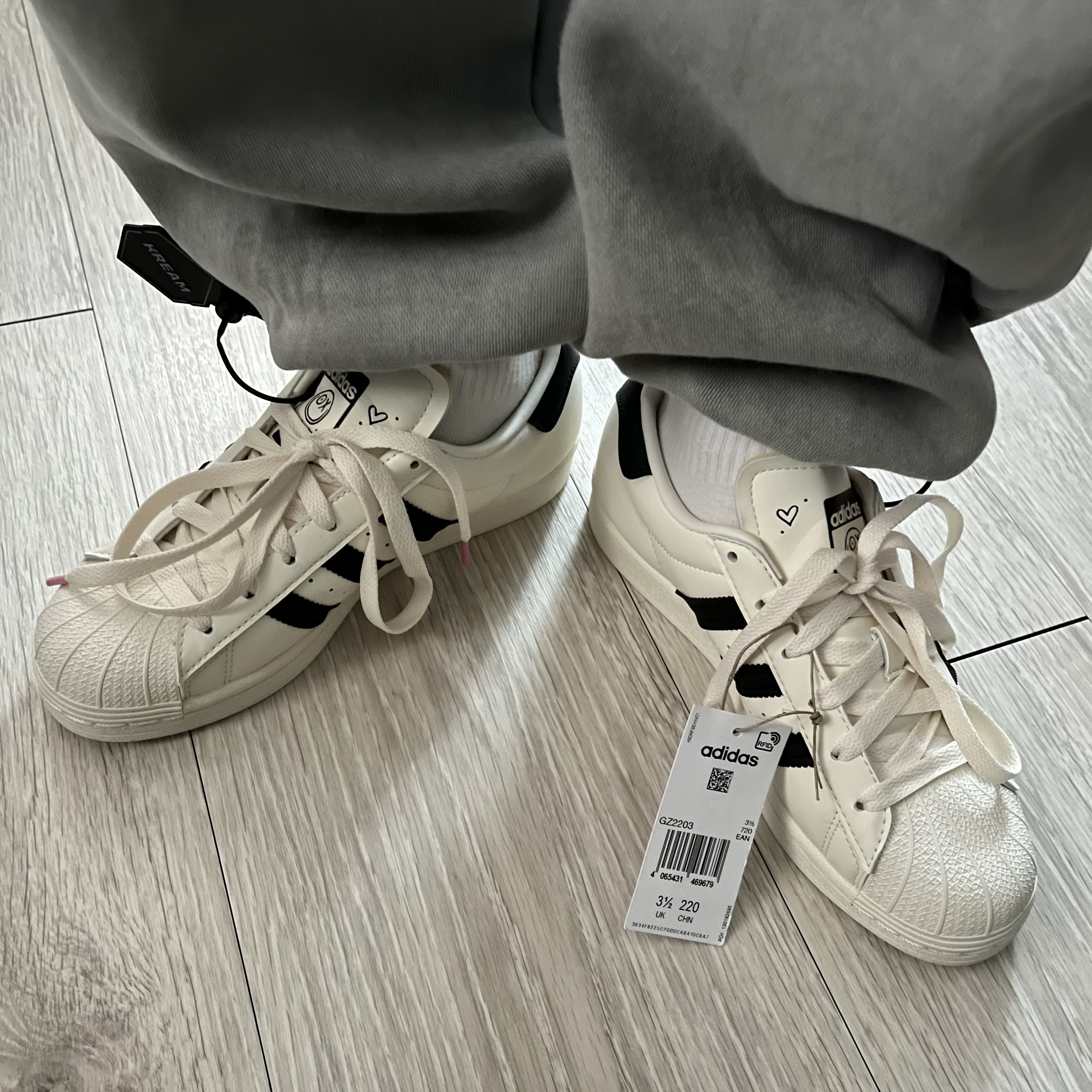 Adidas x Andre Saraiva Superstar Cream White Core Black 착용 스타일 - 1
