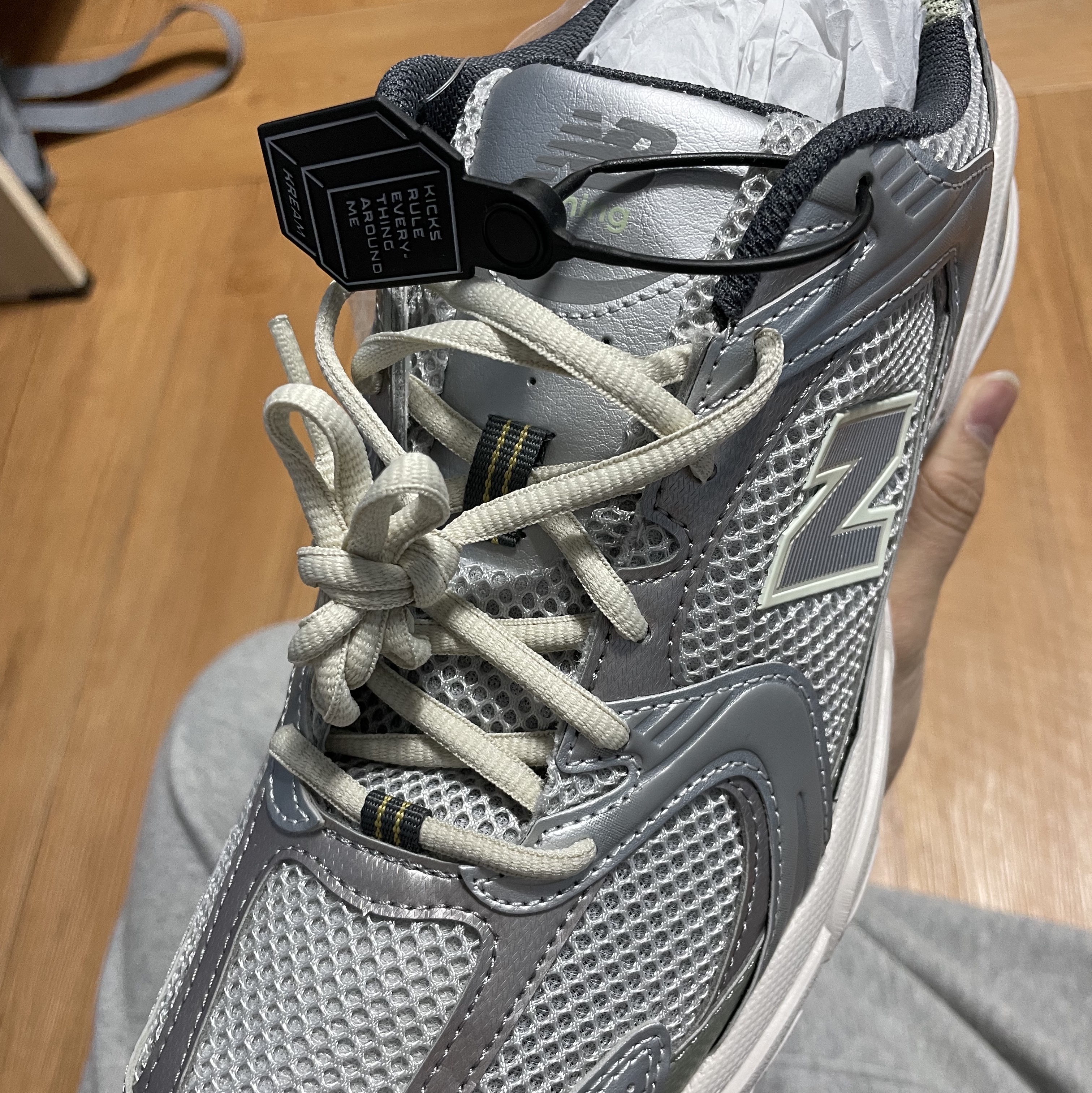 New Balance 530 Earth 착용 스타일 - 1