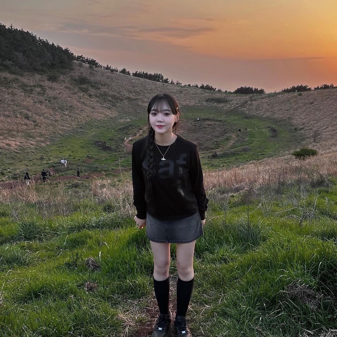[KREAM 단독] Safarispot Women 1/2 Basic Safari LS T-Shirt Black 착용 스타일 - 2