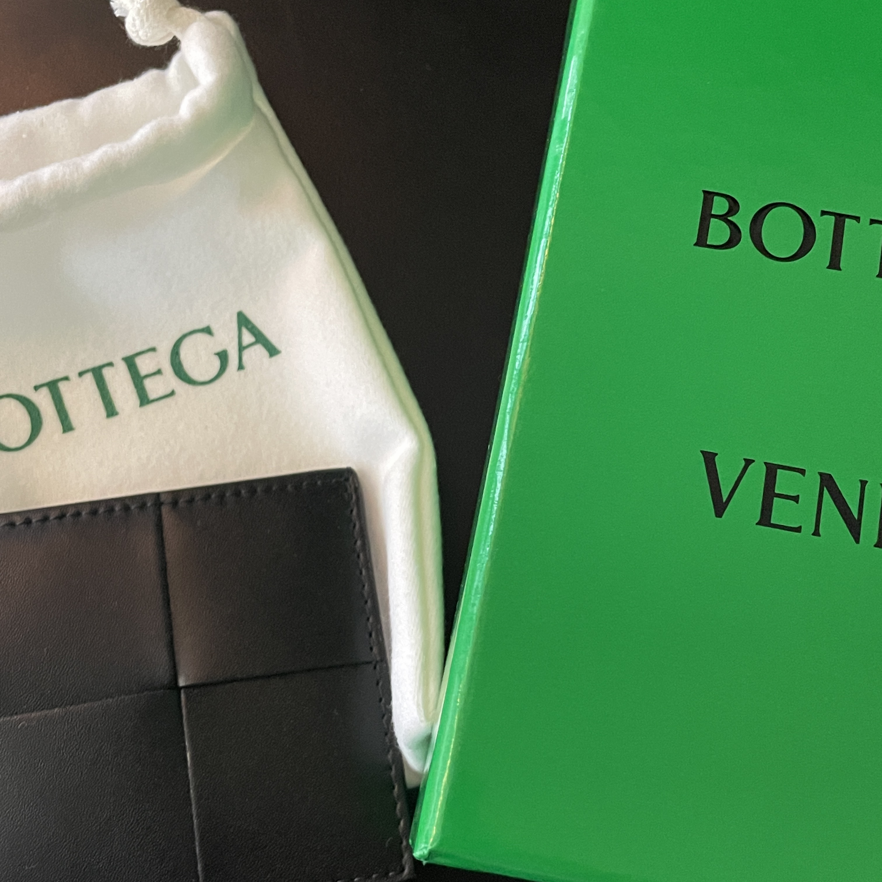 Bottega Veneta Credit Card Case Calfskin Black 착용 스타일