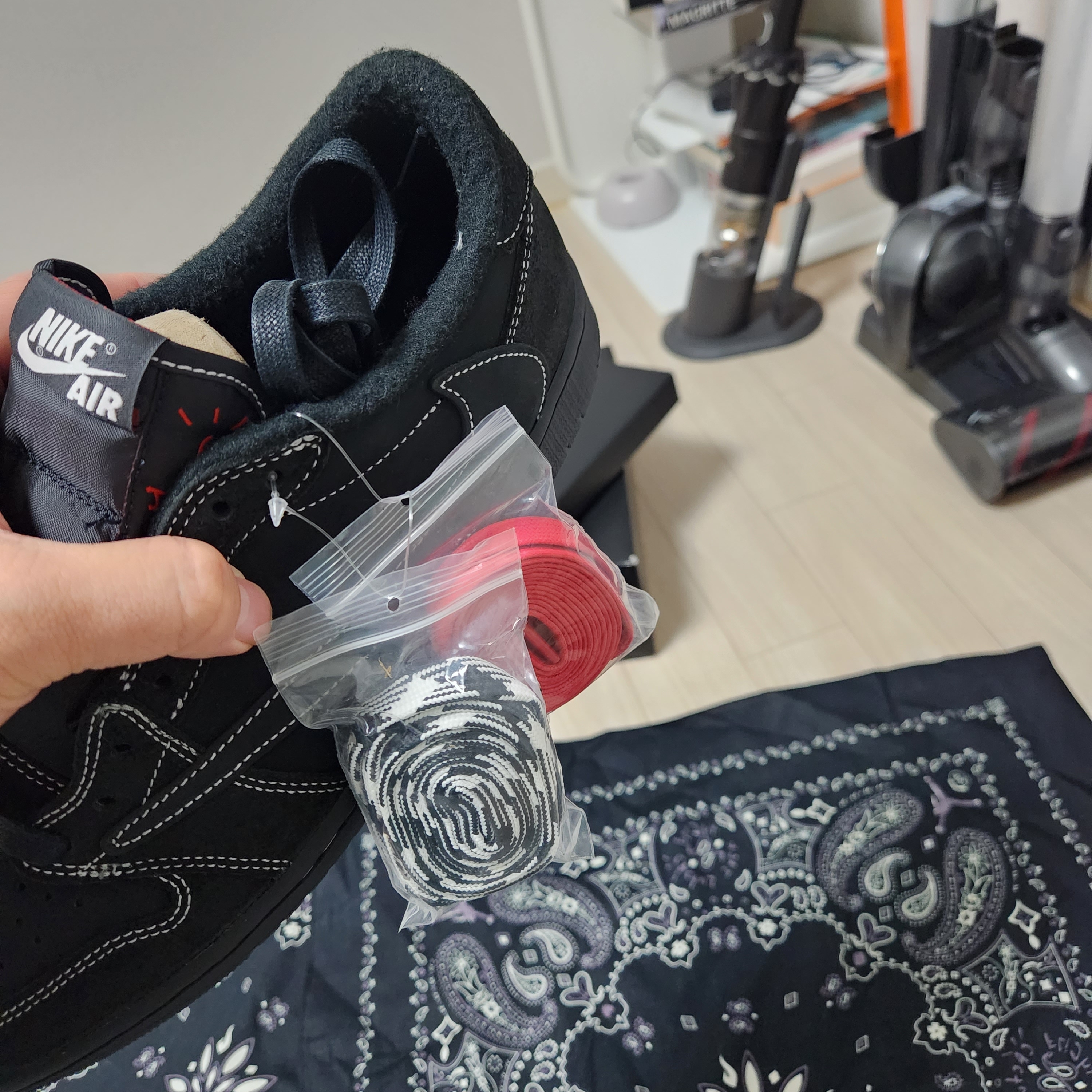 Jordan 1 x Travis Scott Retro Low OG SP Black Phantom 착용 스타일 - 5