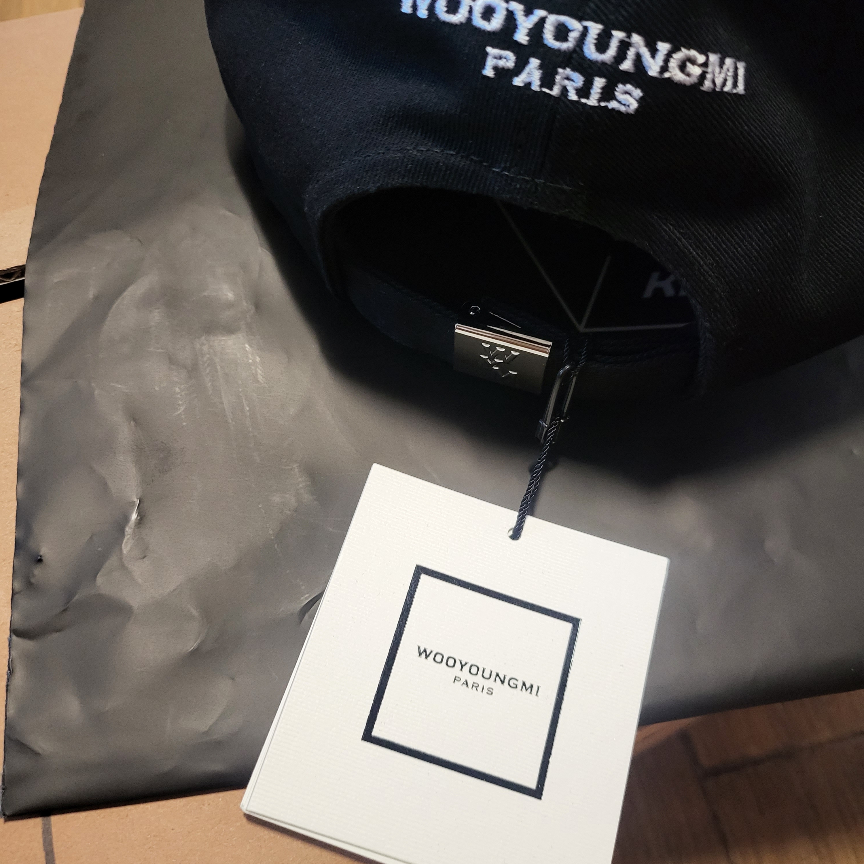 Wooyoungmi Logo Ball Cap Black 착용 스타일 - 3