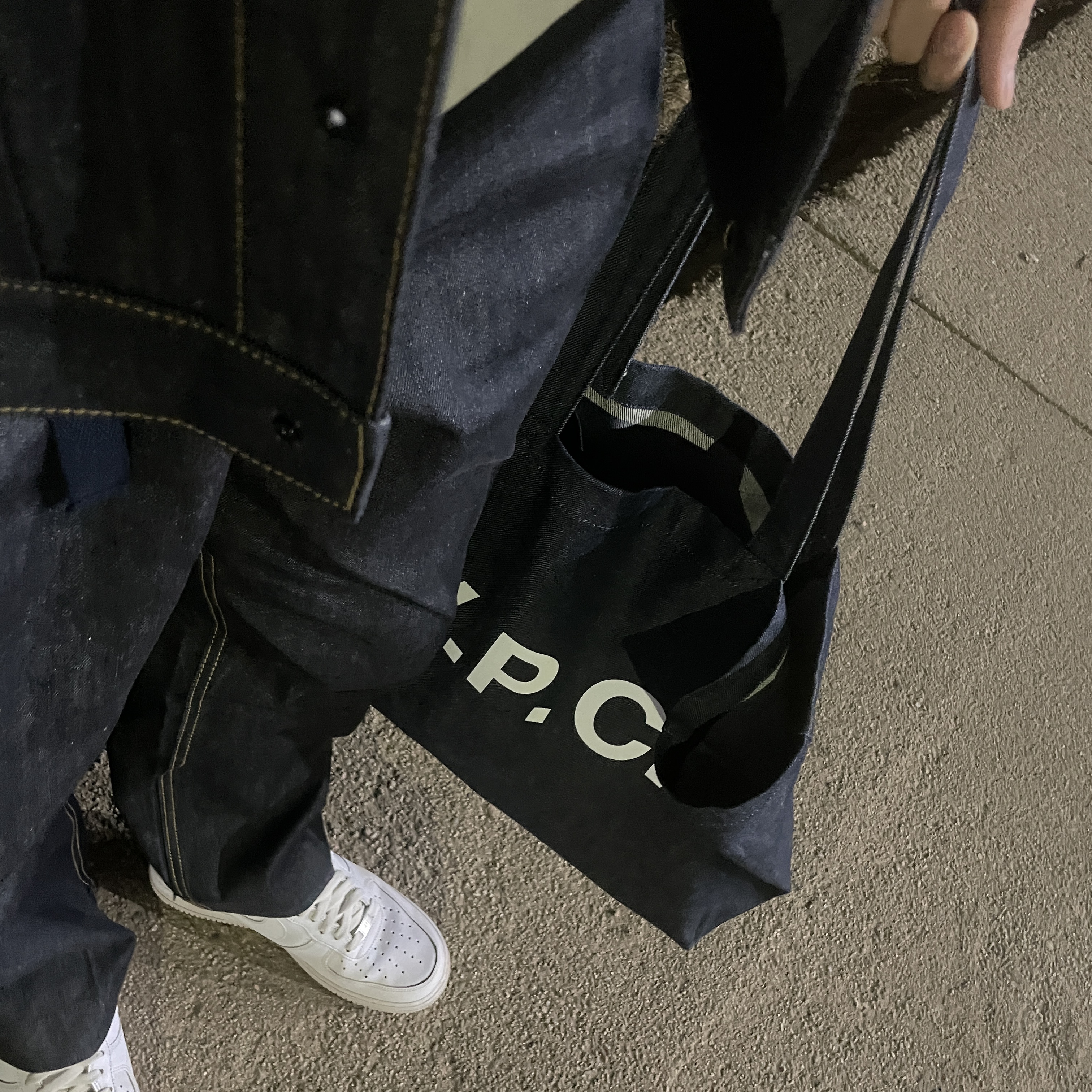 Nike Air Force 1 '07 Low White, A.P.C. Daniela Shopping Bag Indigo 착용 스타일