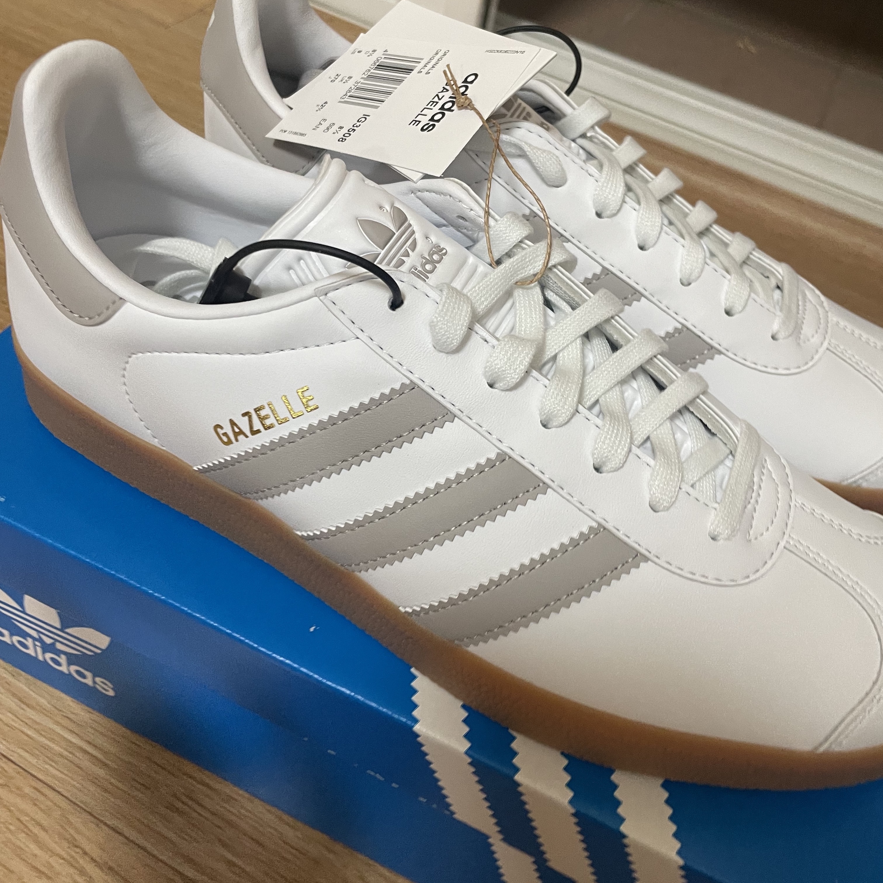 Adidas Gazelle White Grey 착용 스타일 - 1