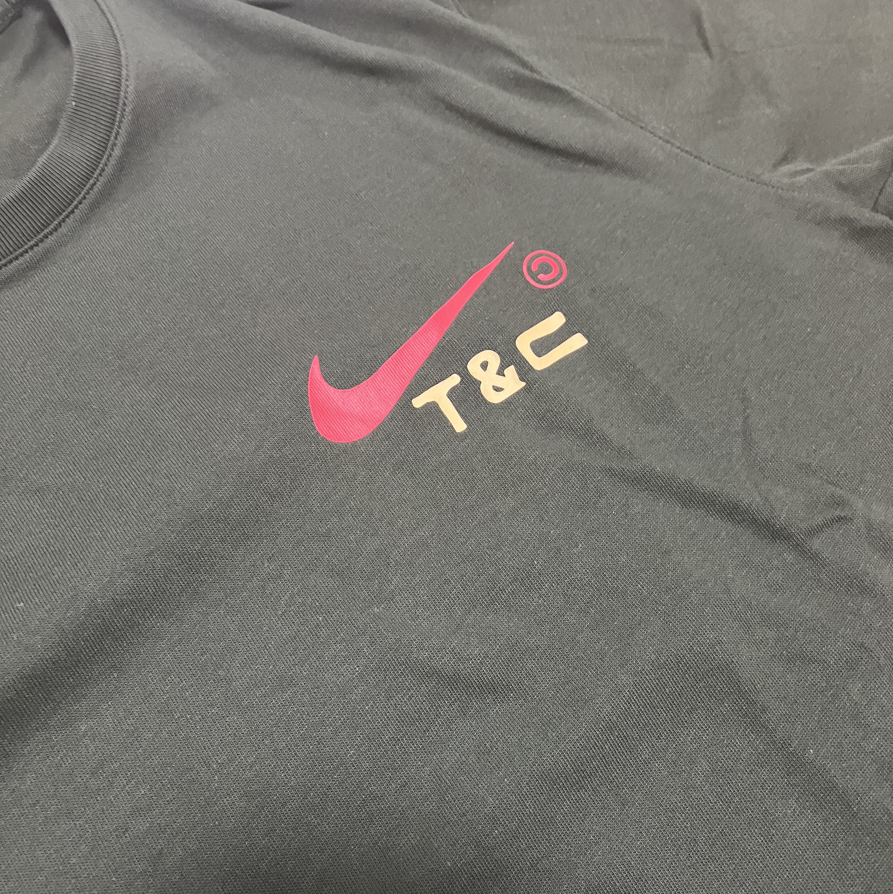 Nike x Drake Nocta x Cactus Plant Flea Market Souvenir Cactus T-Shirt Sequoia (DR2630-355) 착용 스타일 - 2