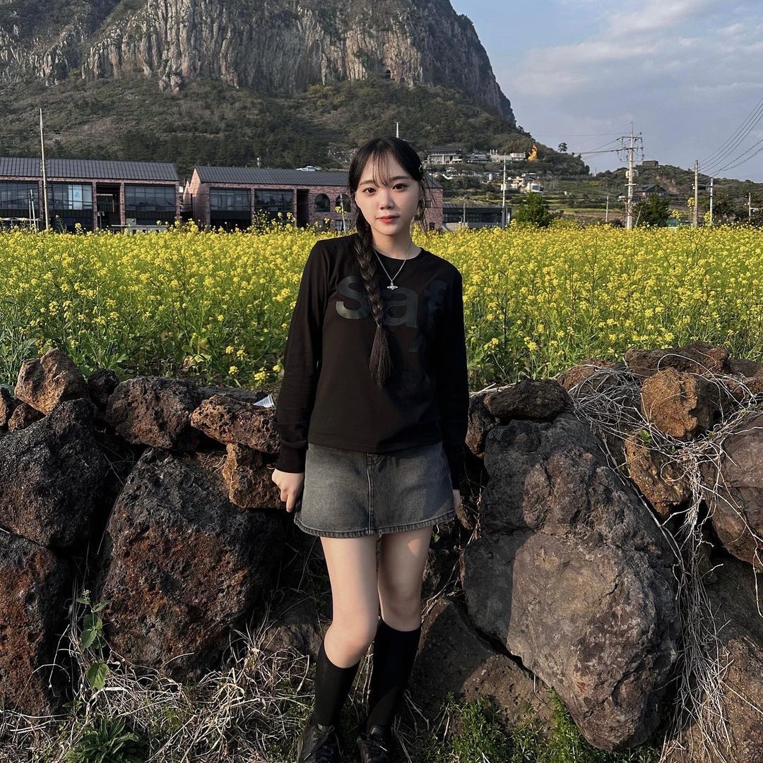 [KREAM 단독] Safarispot Women 1/2 Basic Safari LS T-Shirt Black 착용 스타일 - 1