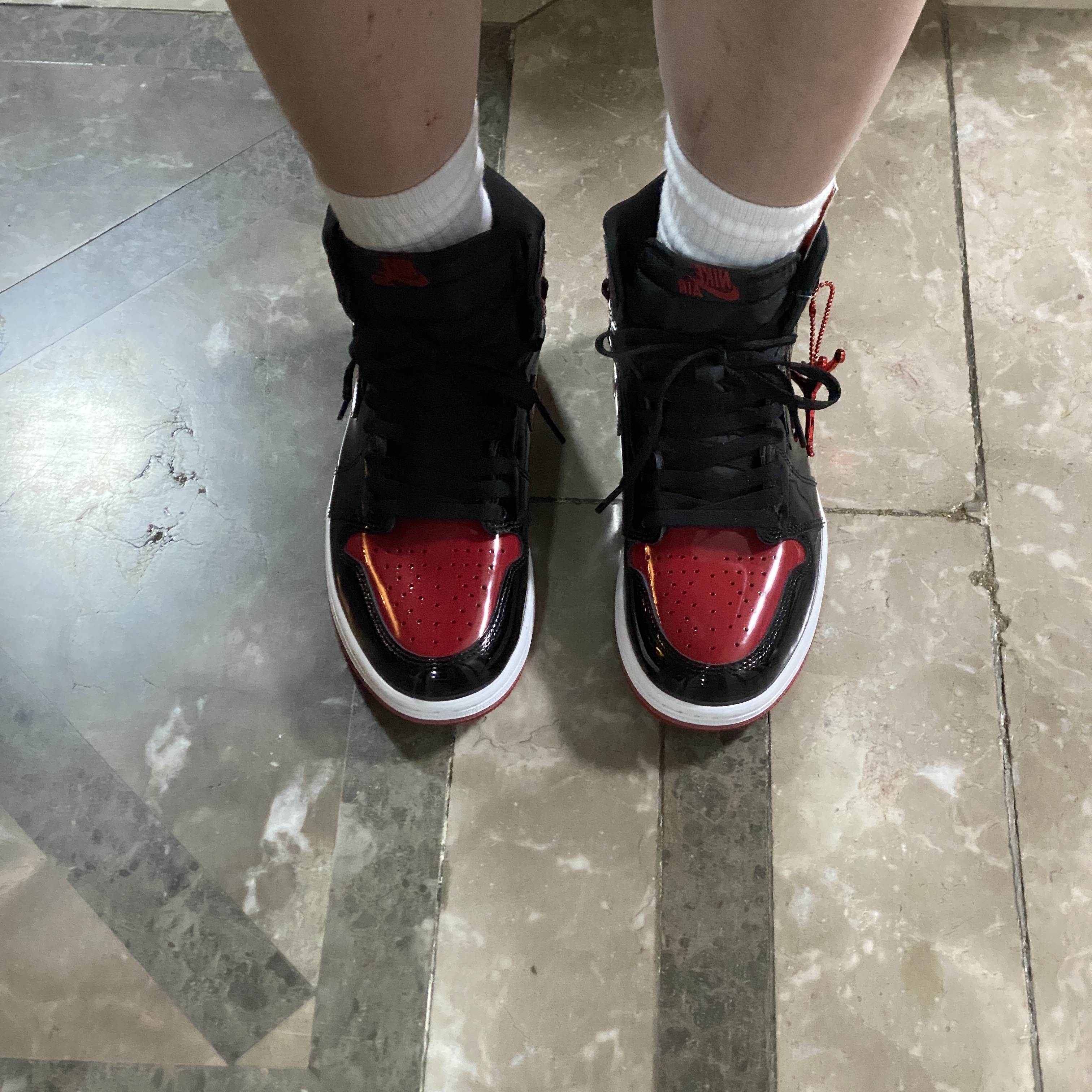 Jordan 1 Retro High OG Patent Bred 착용 스타일 - 3