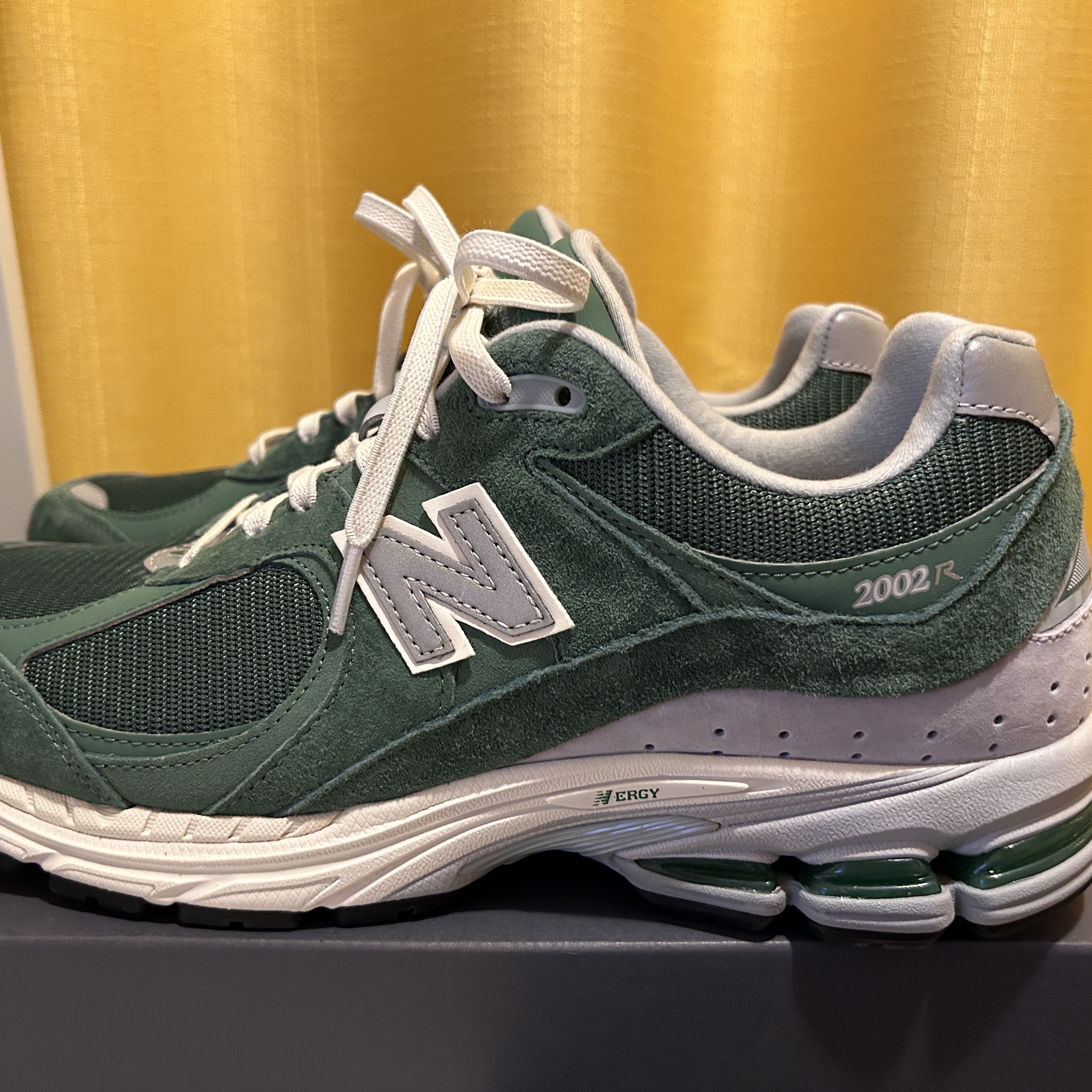 New Balance 2002R Jade Green 착용 스타일