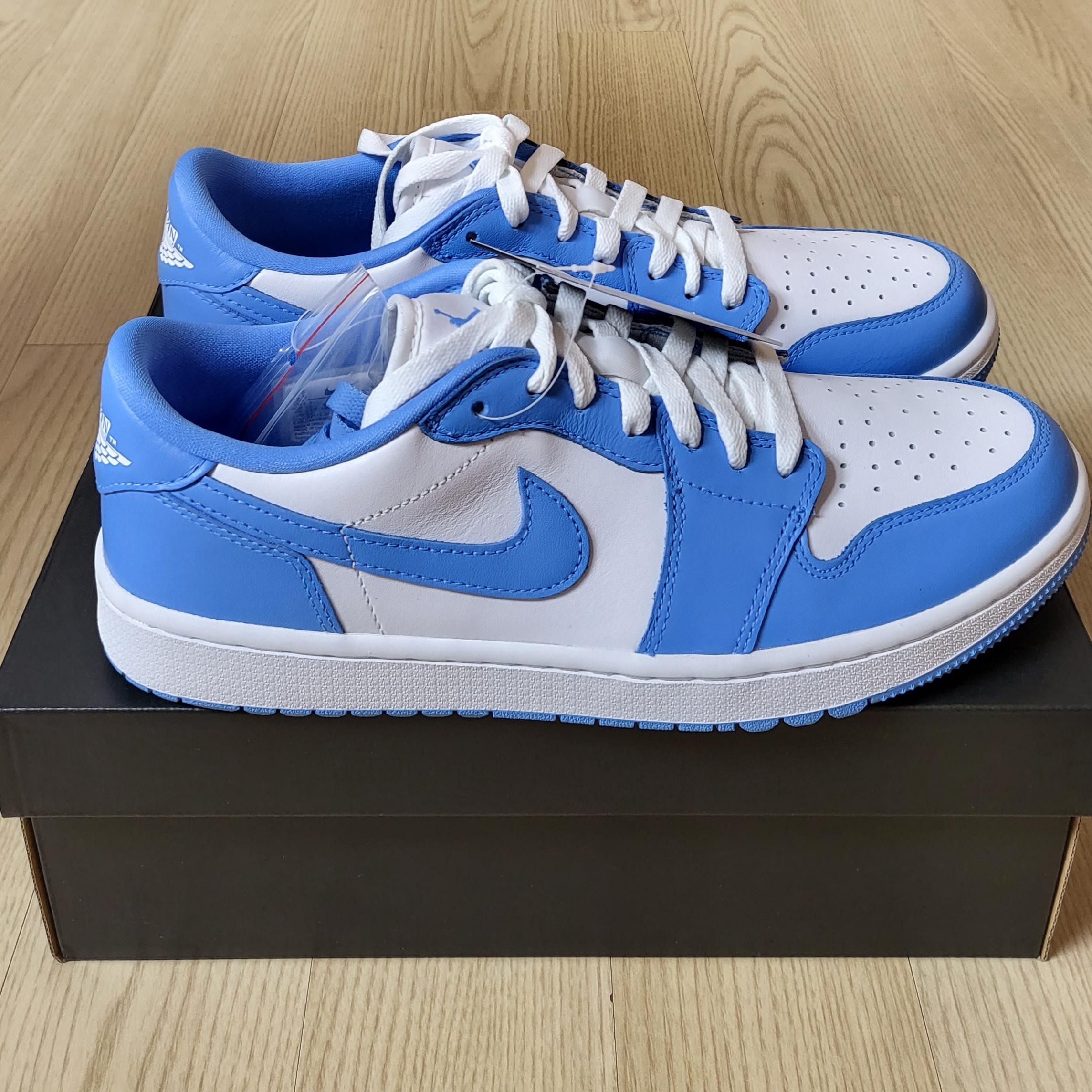 Jordan 1 Low Golf White and University Blue 착용 스타일