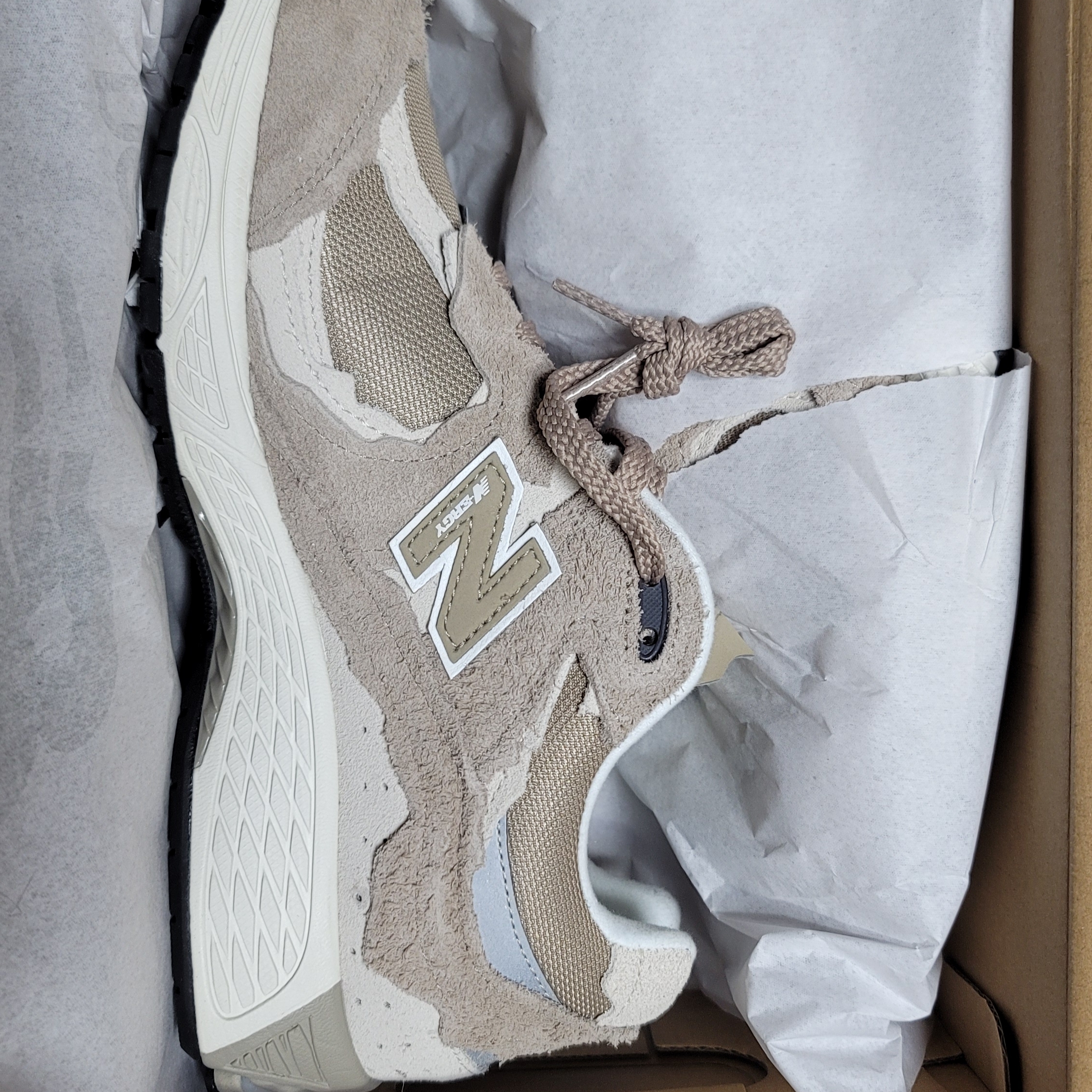 New Balance 2002R Protection Pack Driftwood 착용 스타일 - 1