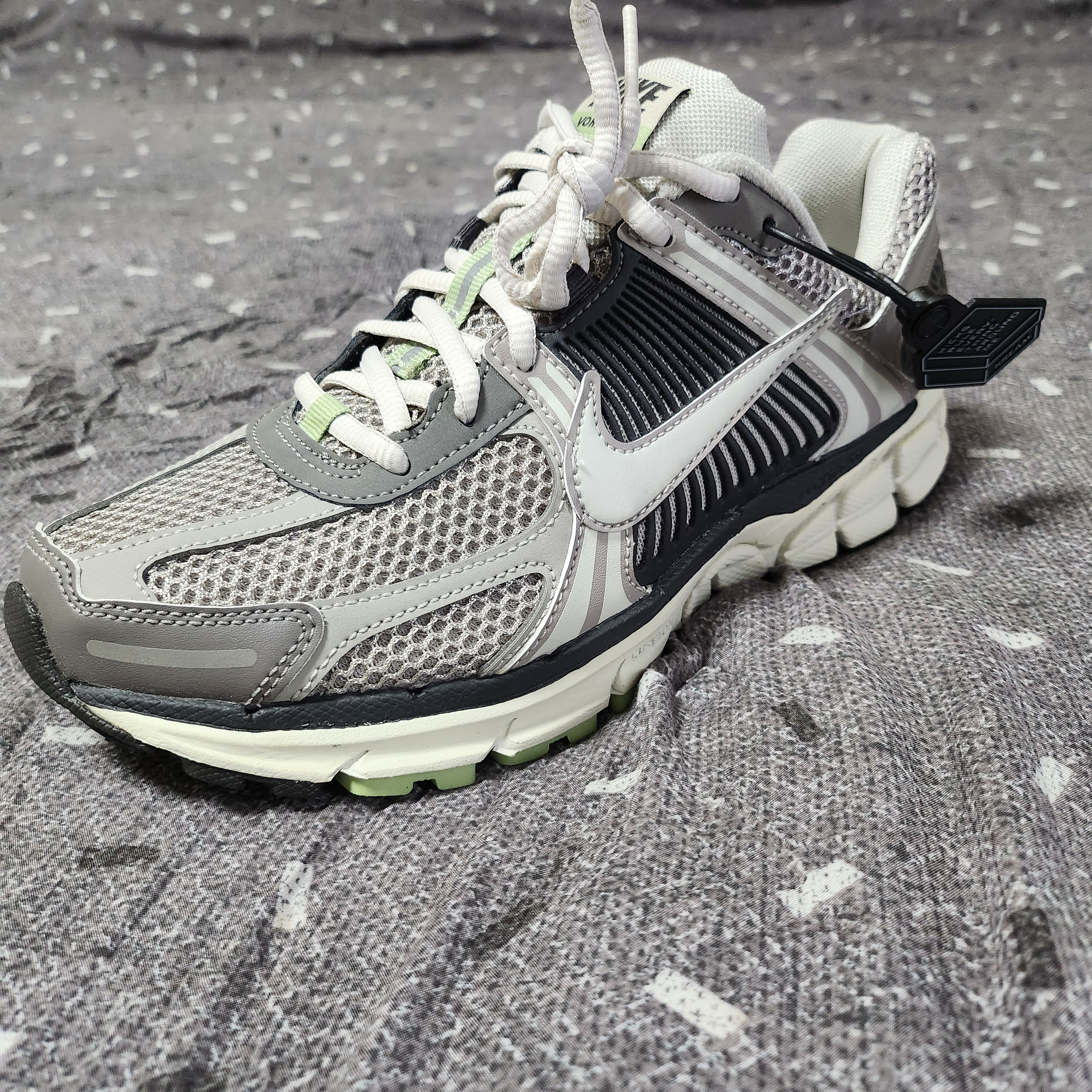 (W) Nike Zoom Vomero 5 Cobblestone and Flat Pewter 착용 스타일