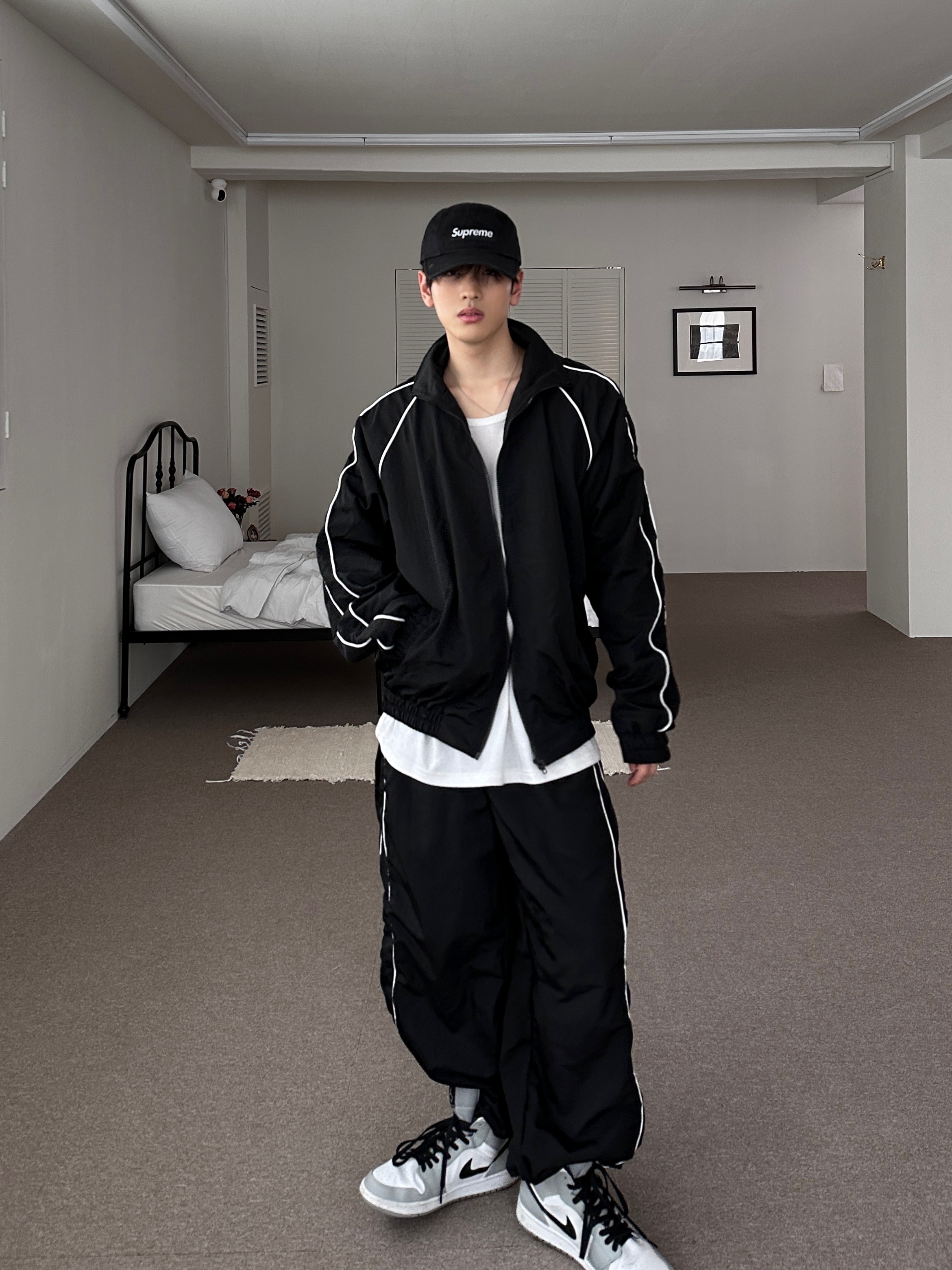 Jordan 1 Mid Light Smoke Grey, Supreme Washed Chino Twill Camp Cap Black 착용 스타일 - 3