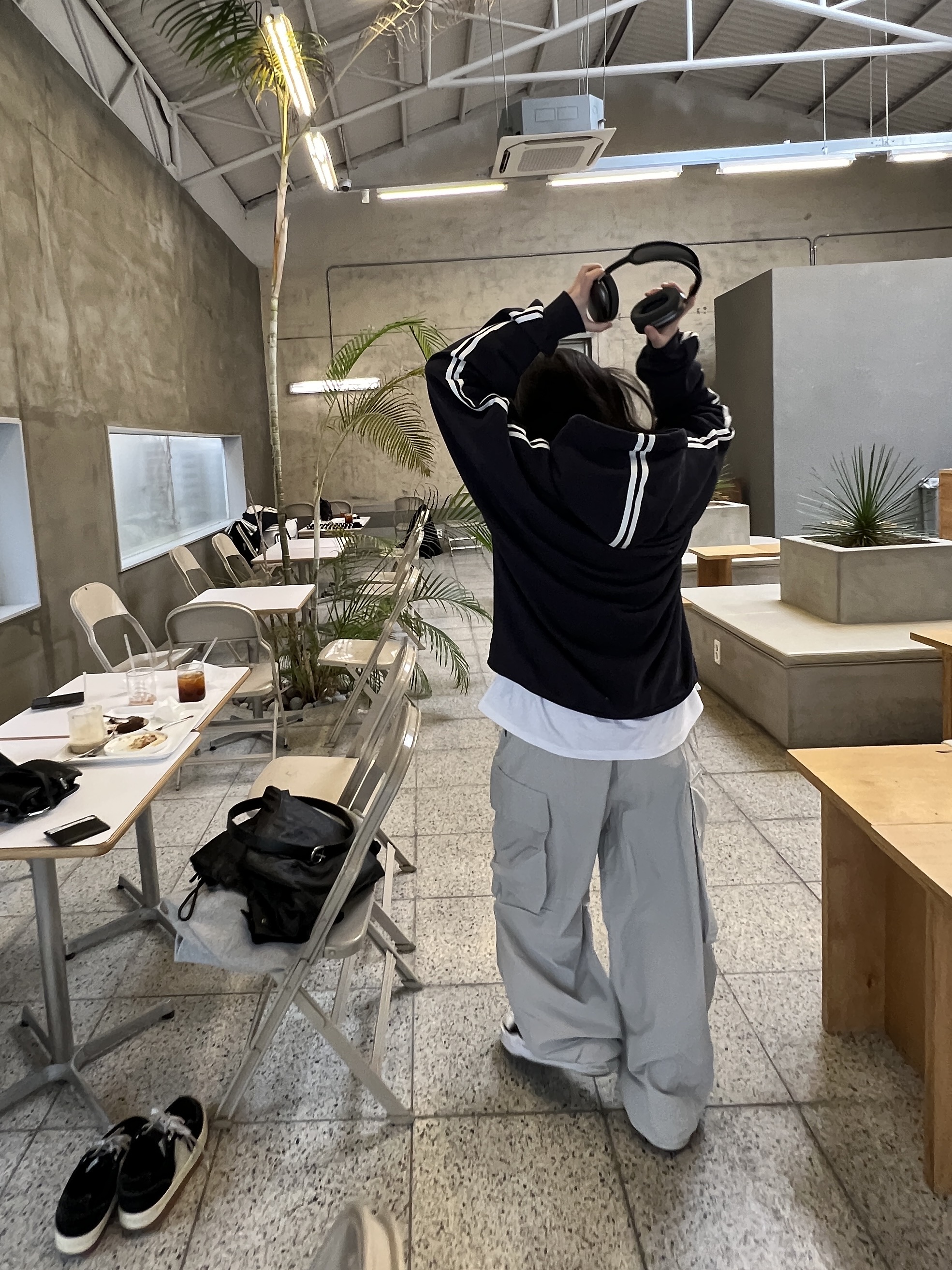 Maison Mihara Yasuhiro Peterson OG Sole Canvas Low Sneakers Black, Apple AirPods Max Lightning Space Gray (Korean Ver.) 착용 스타일 - 5