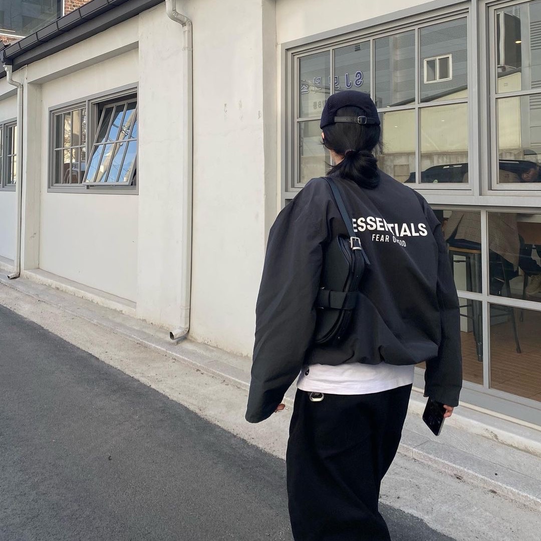 Millo Archive Reflect Curved Pants Black 착용 스타일 - 4