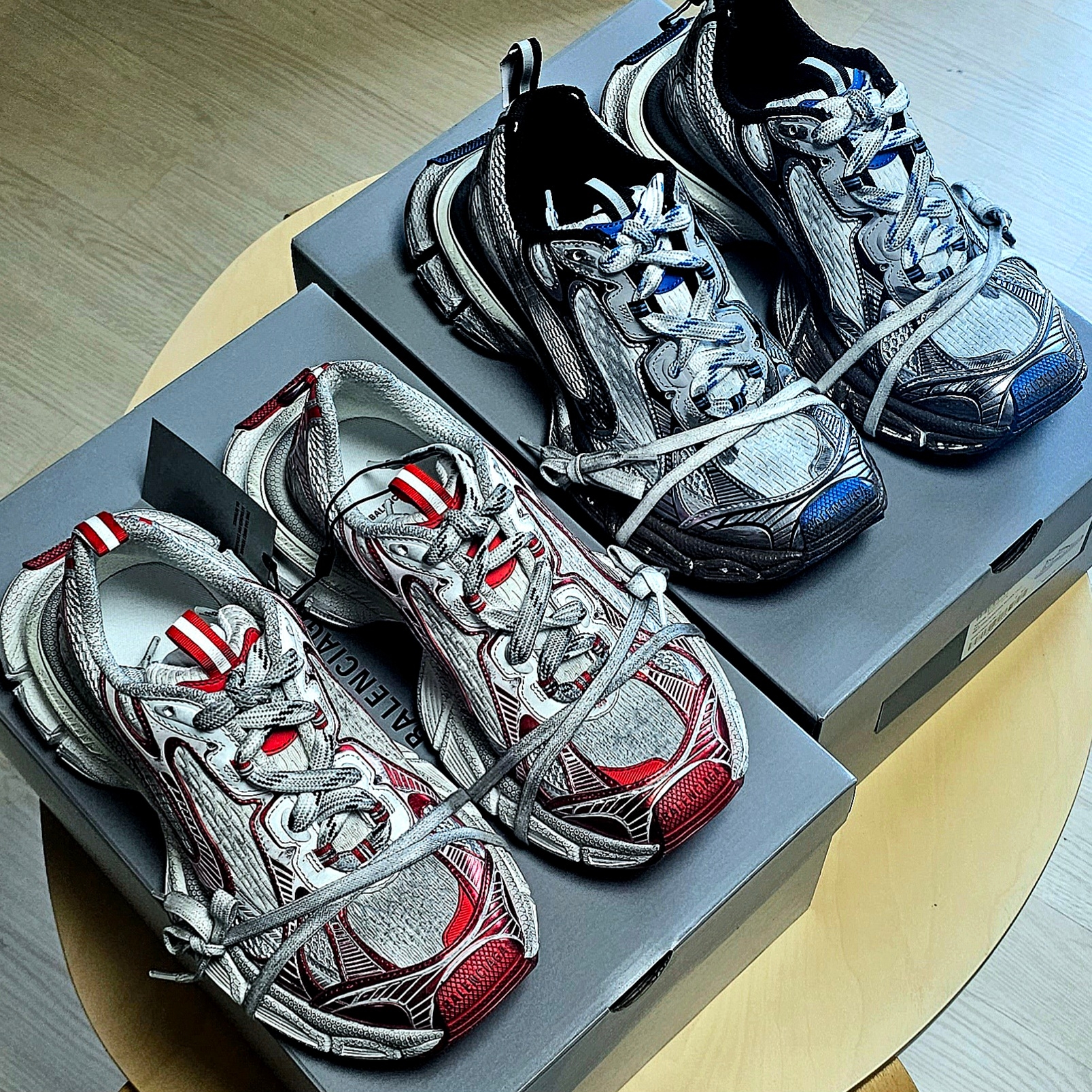 Balenciaga 3XL Sneakers White Red, Balenciaga 3XL Sneakers Worn Out Grey White Blue 착용 스타일