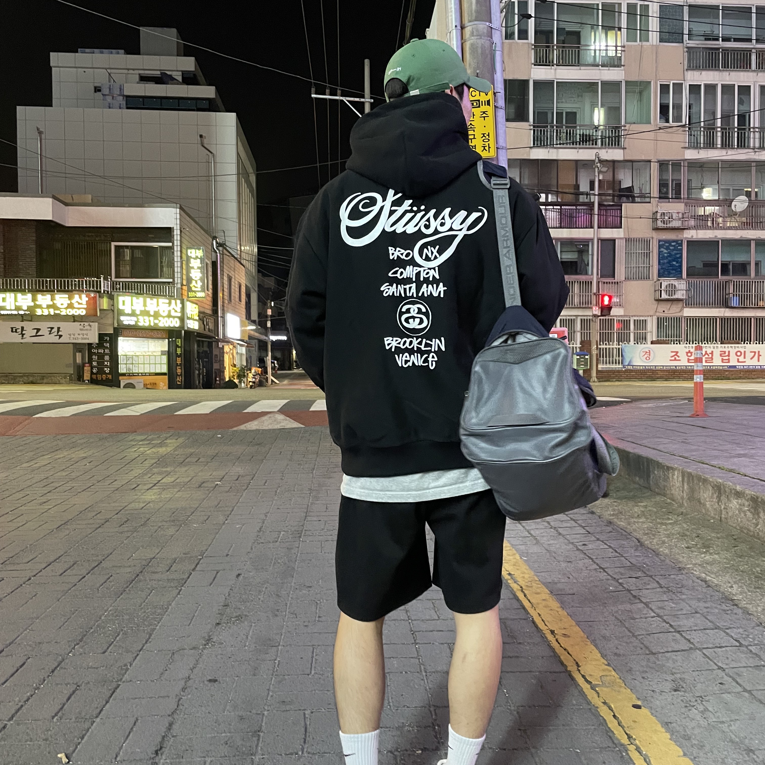 Stussy World Tour Hoodie Black 2022 착용 스타일