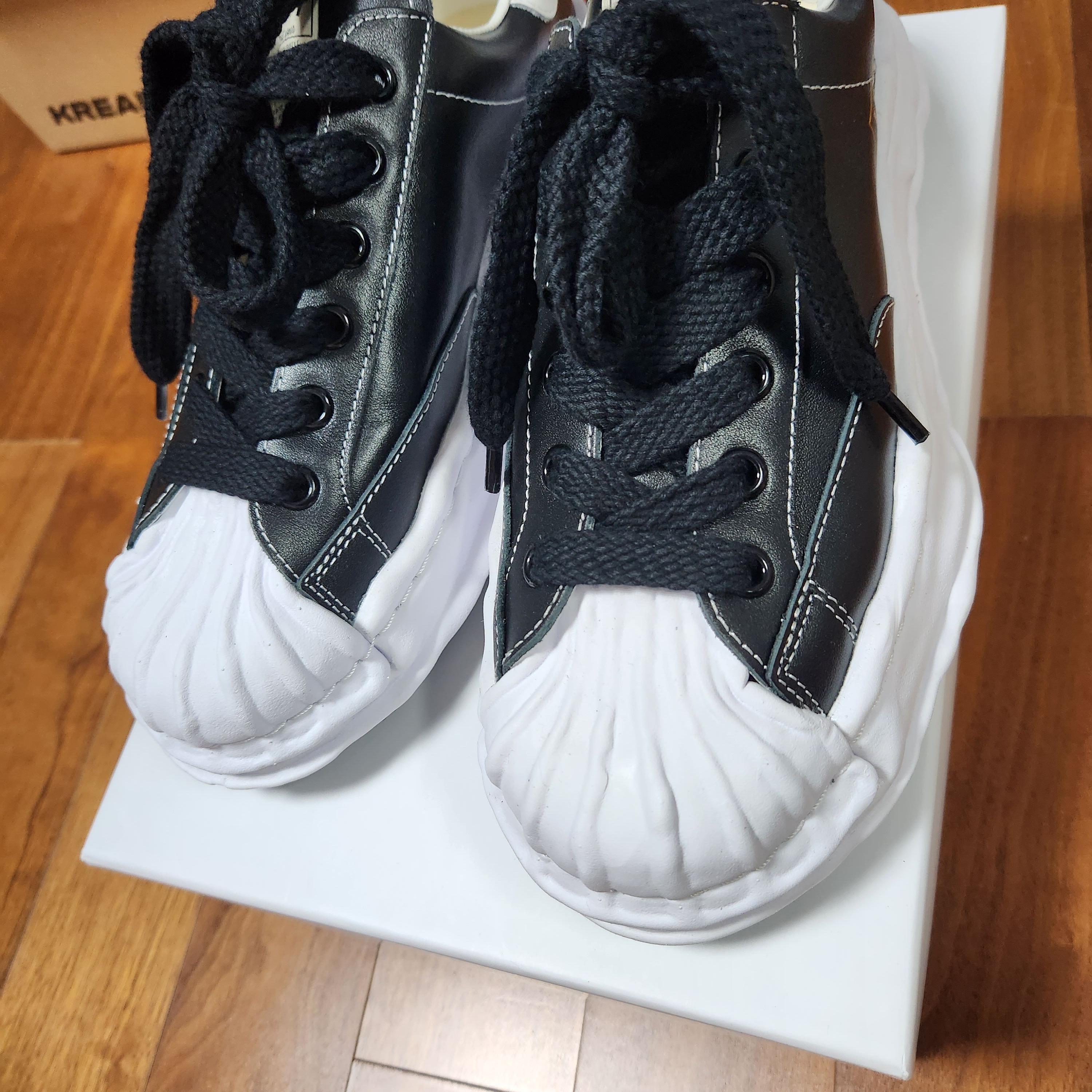 Maison Mihara Yasuhiro Blakey OG Sole Leather Low-top Sneakers Black 착용 스타일 - 2