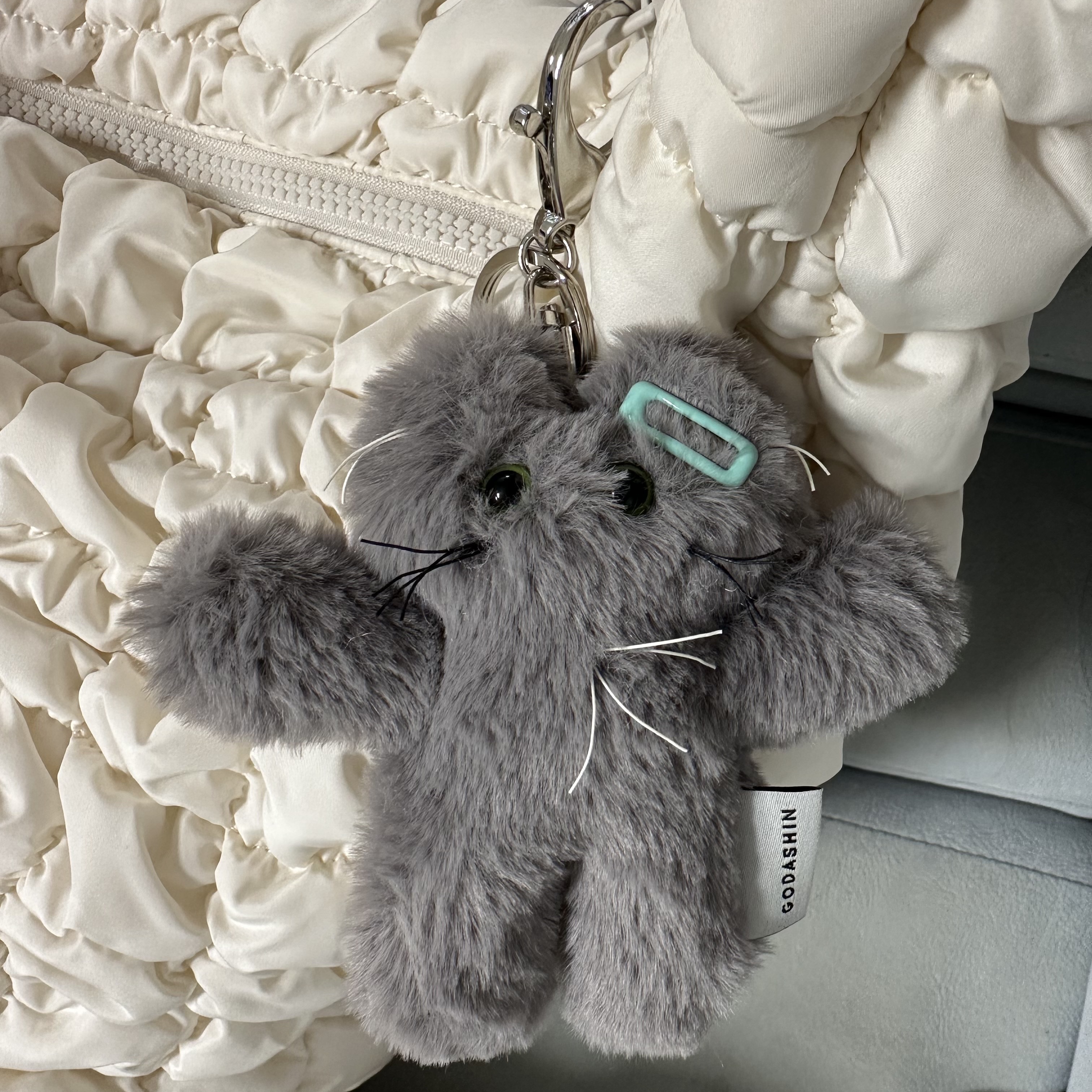 Godashin Cats Keyring Grey, COS Quilted Oversized Shoulder Bag Off White Light Beige 착용 스타일