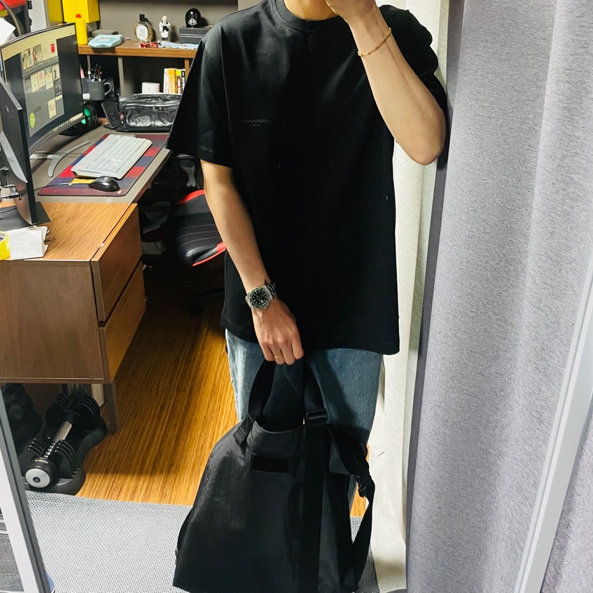 Juun.J Solid 2Way Crossbody Bag Black - 22SS, Wooyoungmi Cotton Lenticular Back Logo T-shirt Black - 23SS 착용 스타일 - 2