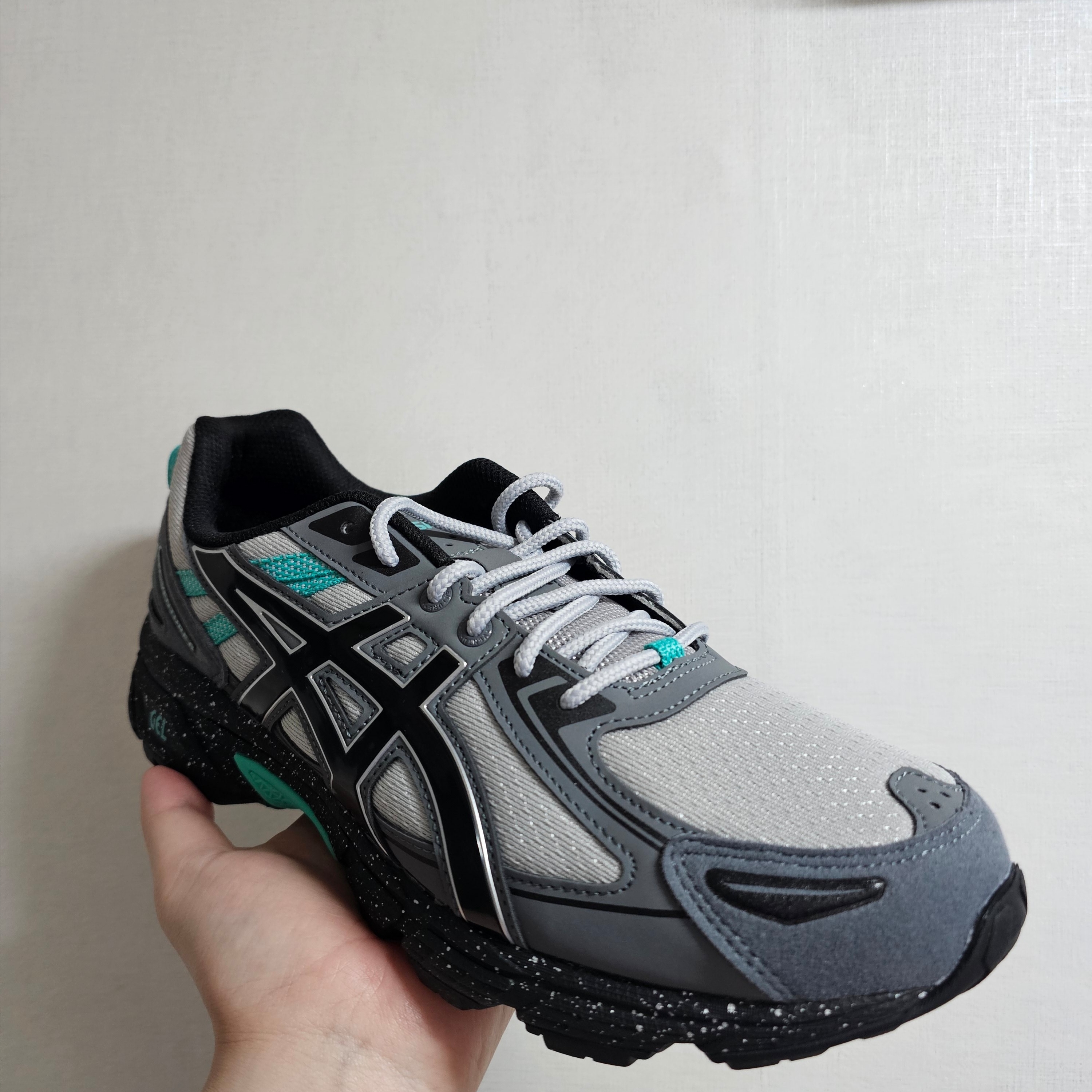 Asics Gel-Venture 6 Mid Grey Black 착용 스타일 - 1