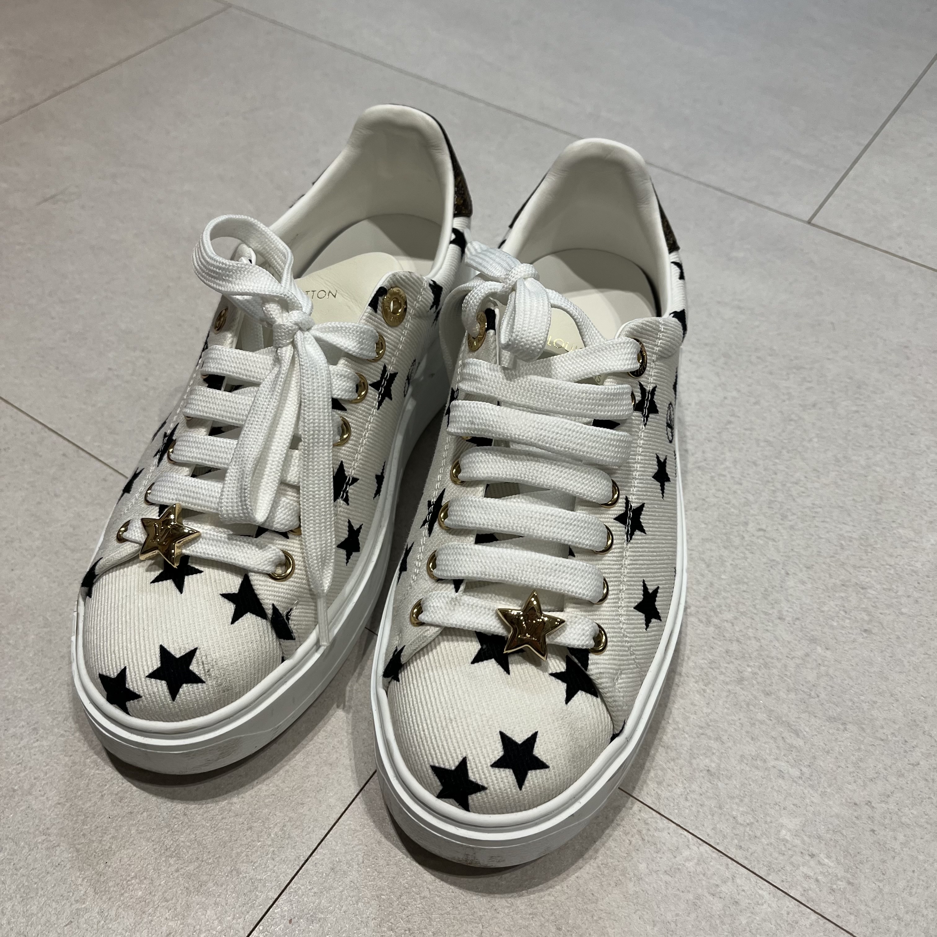 (W) Louis Vuitton Time Out Sneakers Black White 착용 스타일 - 1