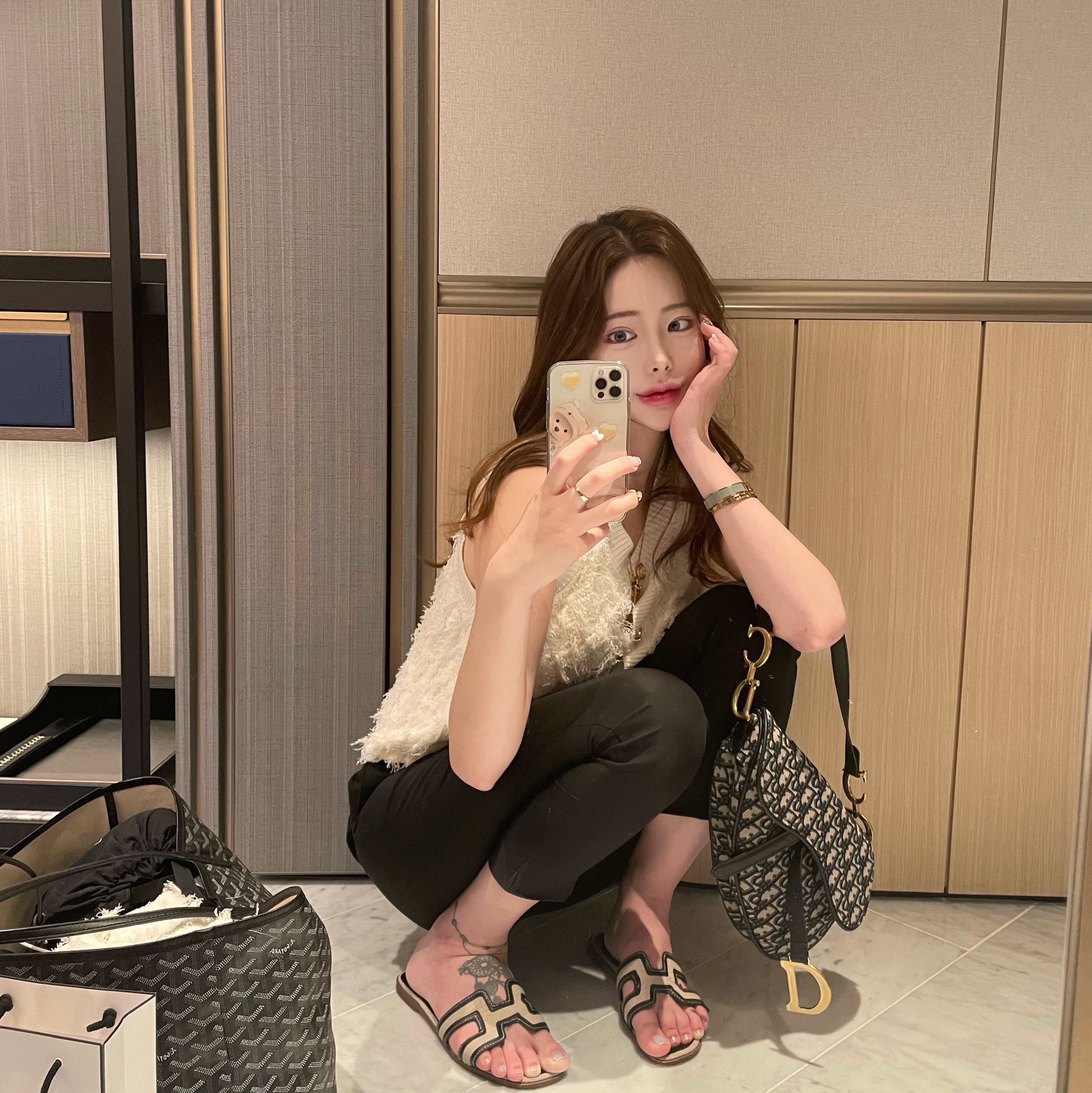 (W) Hermes Clic H Bracelet Gold & Marron Glace, Dior Saddle Bag Blue Dior Oblique Jacquard 착용 스타일