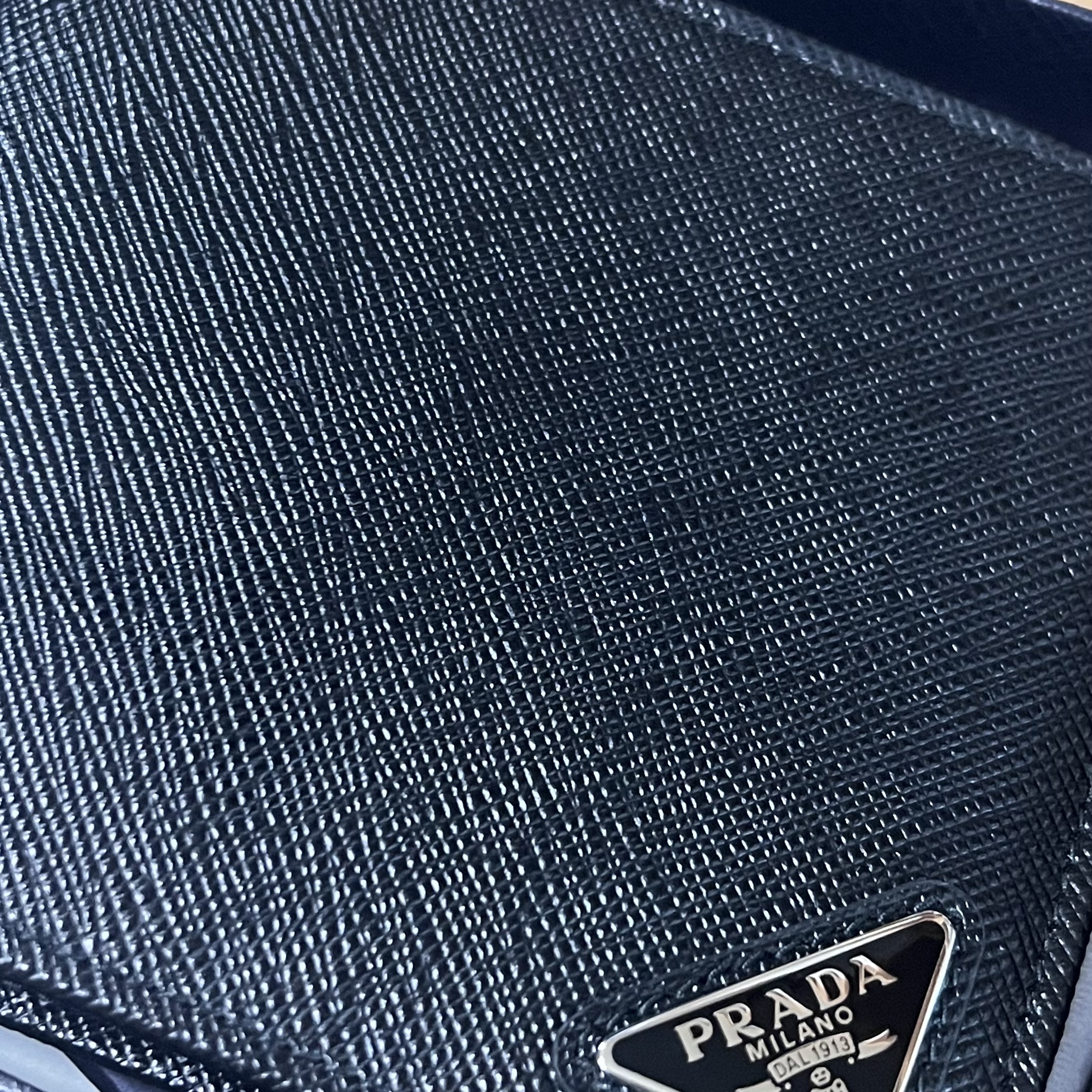 Prada Saffiano Leather Wallet Black 착용 스타일 - 1