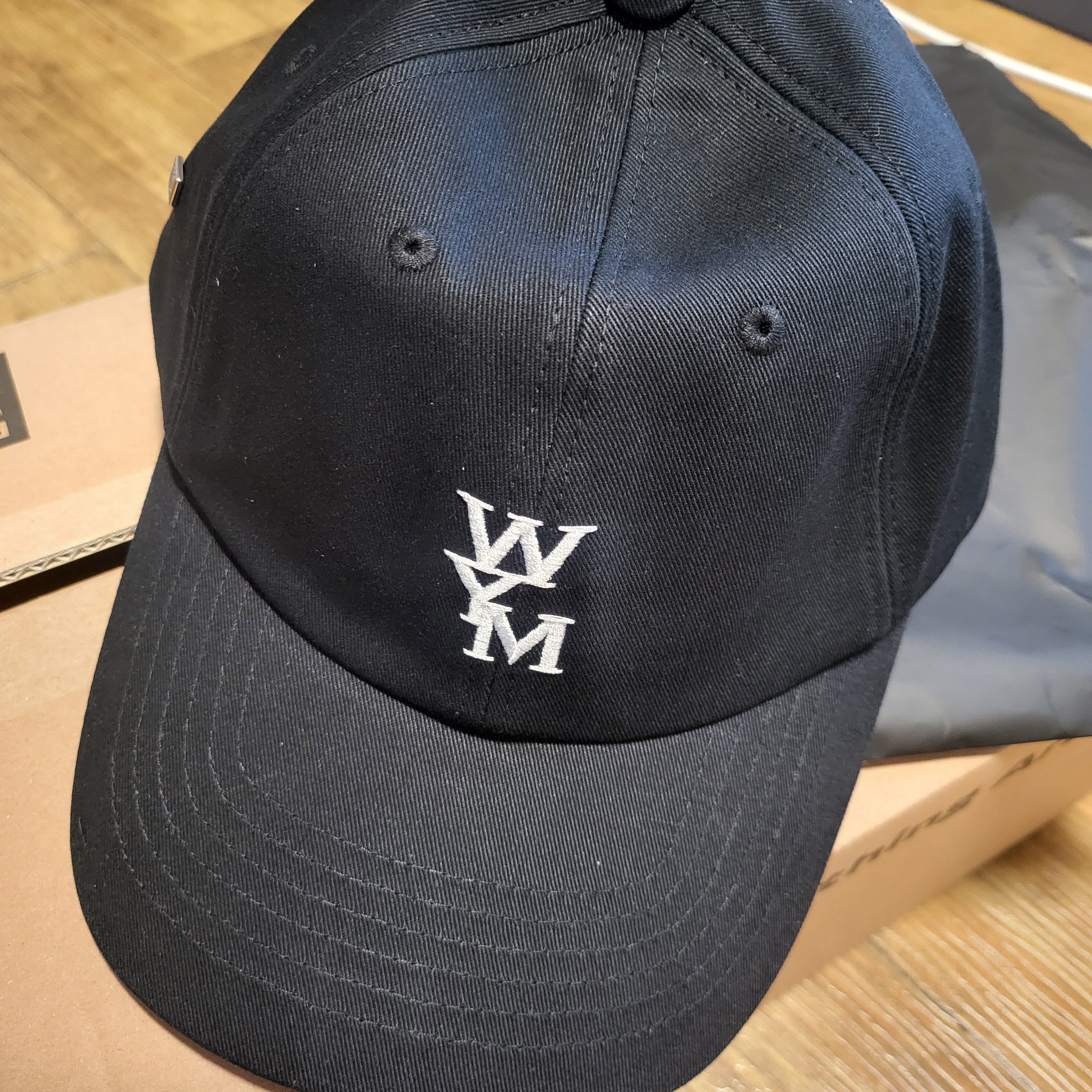 Wooyoungmi Logo Ball Cap Black 착용 스타일 - 2