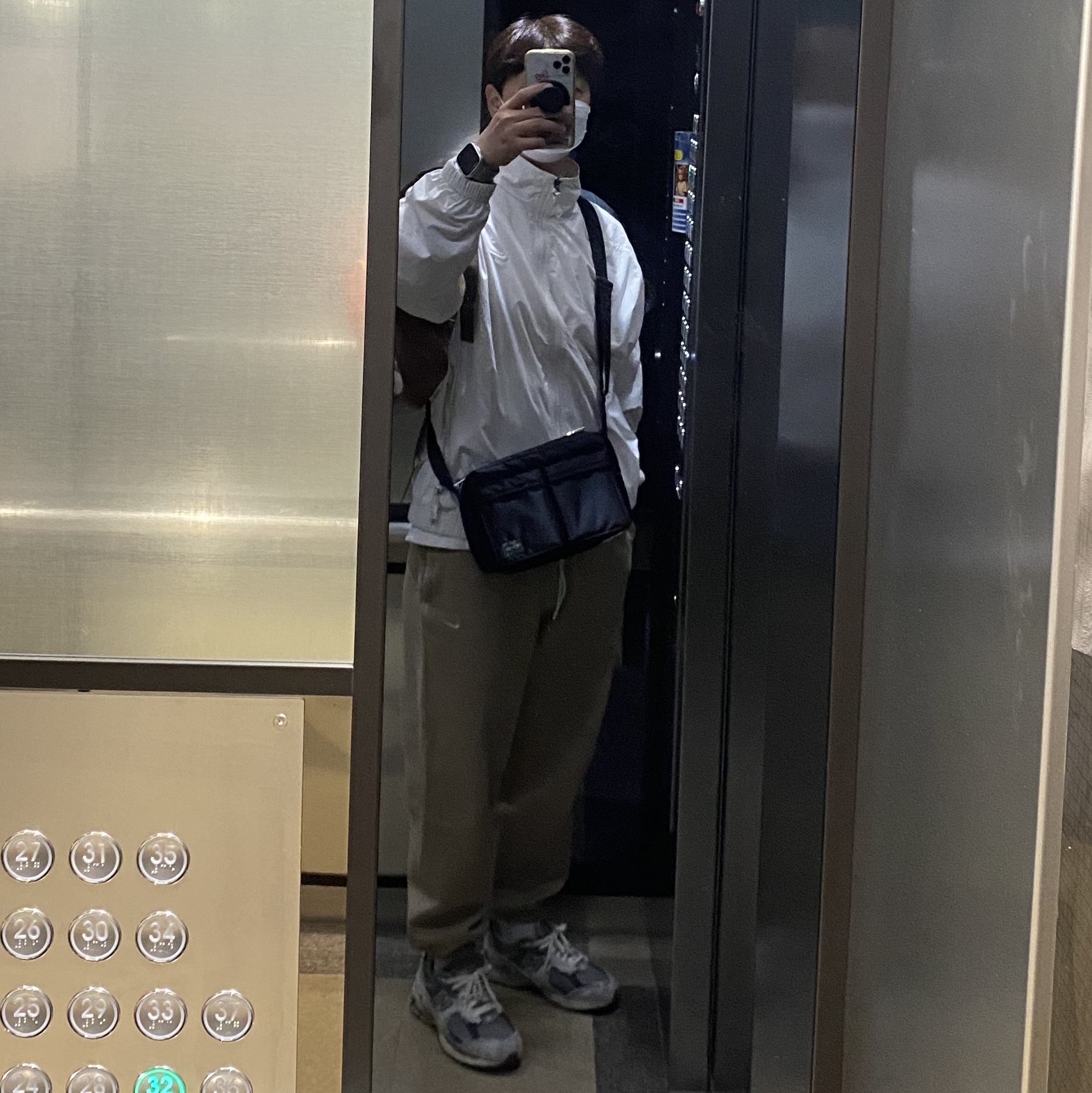 Nike NRG Solo Swoosh Woven Track Jacket Phantom White - Asia, Porter Tanker Shoulder Bag S Black 착용 스타일