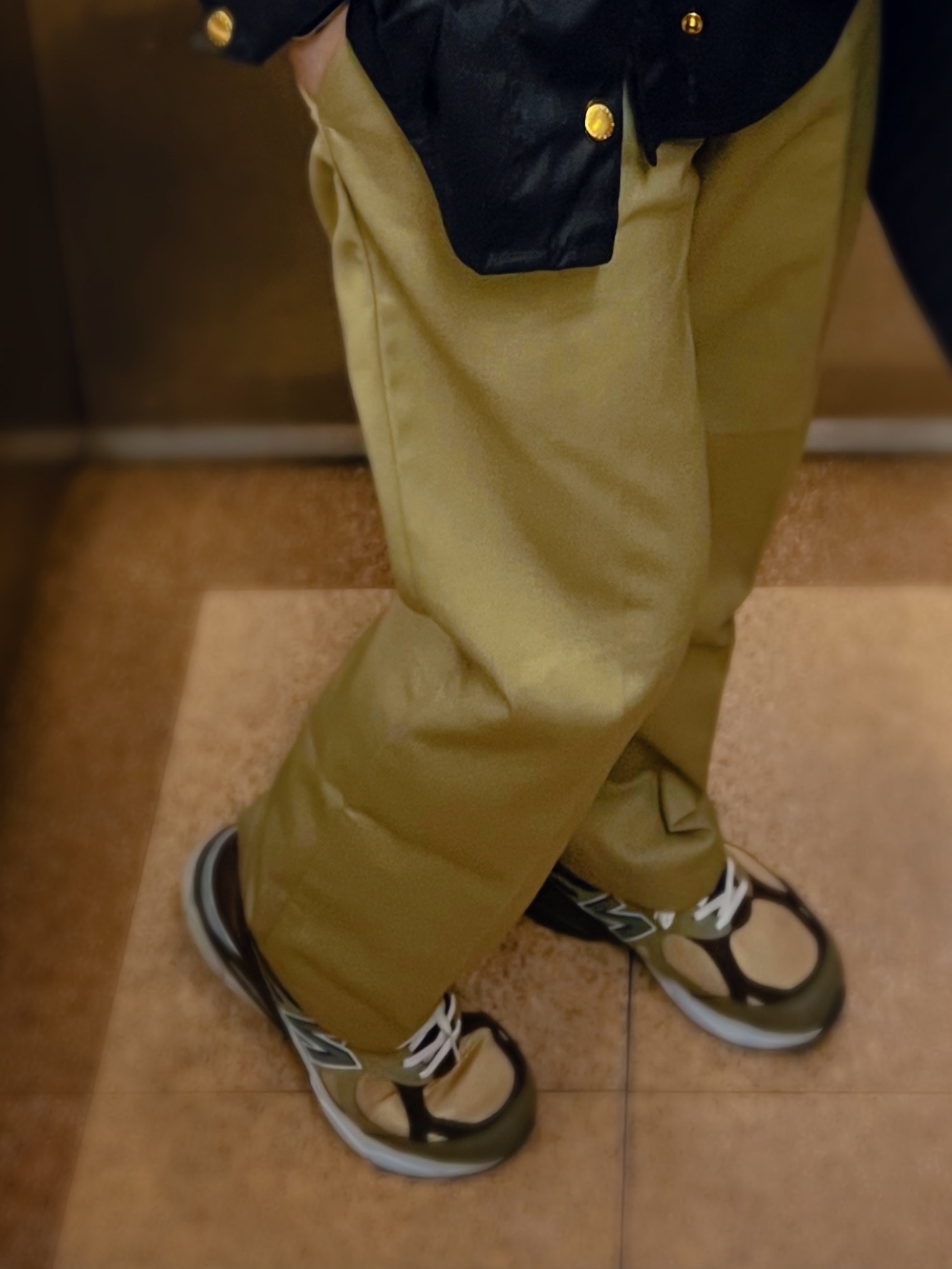 New Balance 990v3 Made in USA Tan Orange, Barbour International Original Wax Jacket Black 착용 스타일 - 2