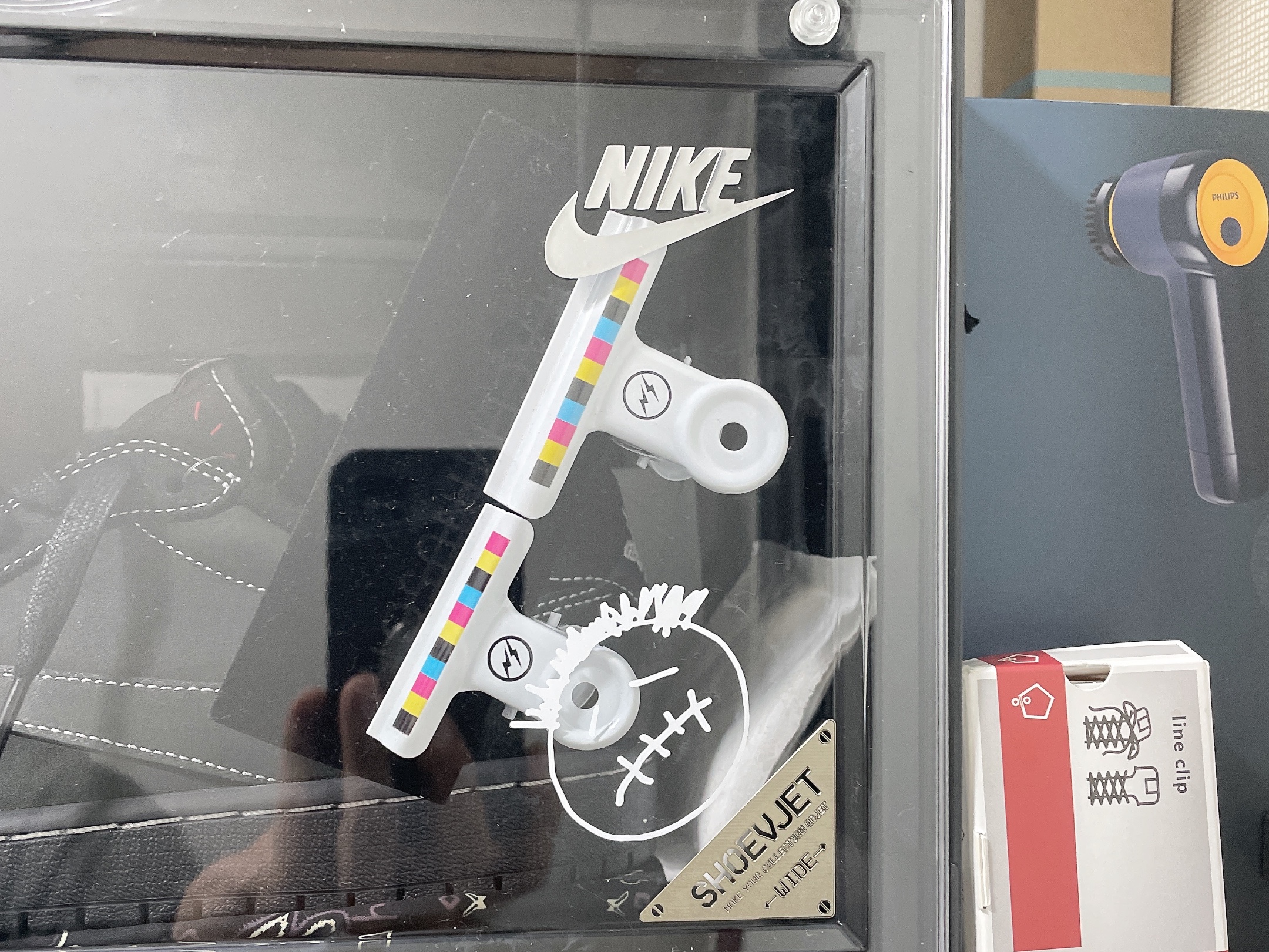Peaceminusone x The Conveni Bulldog Clip Multi, Jordan 1 x Travis Scott Retro Low OG SP Black Phantom 착용 스타일 - 1