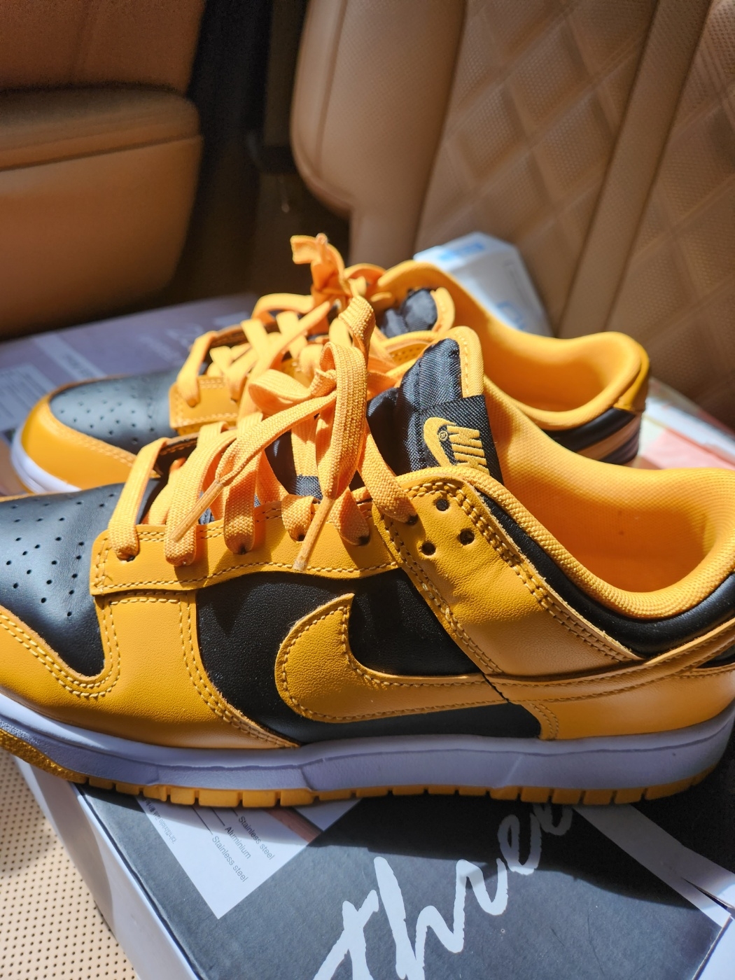 Nike Dunk Low Retro Championship Goldenrod 착용 스타일 - 2