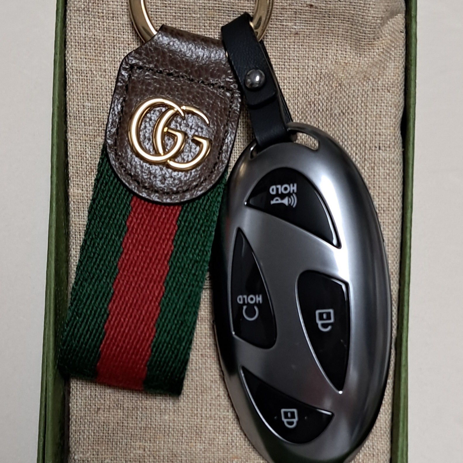 Gucci Ohpidia Keychain 착용 스타일 - 1
