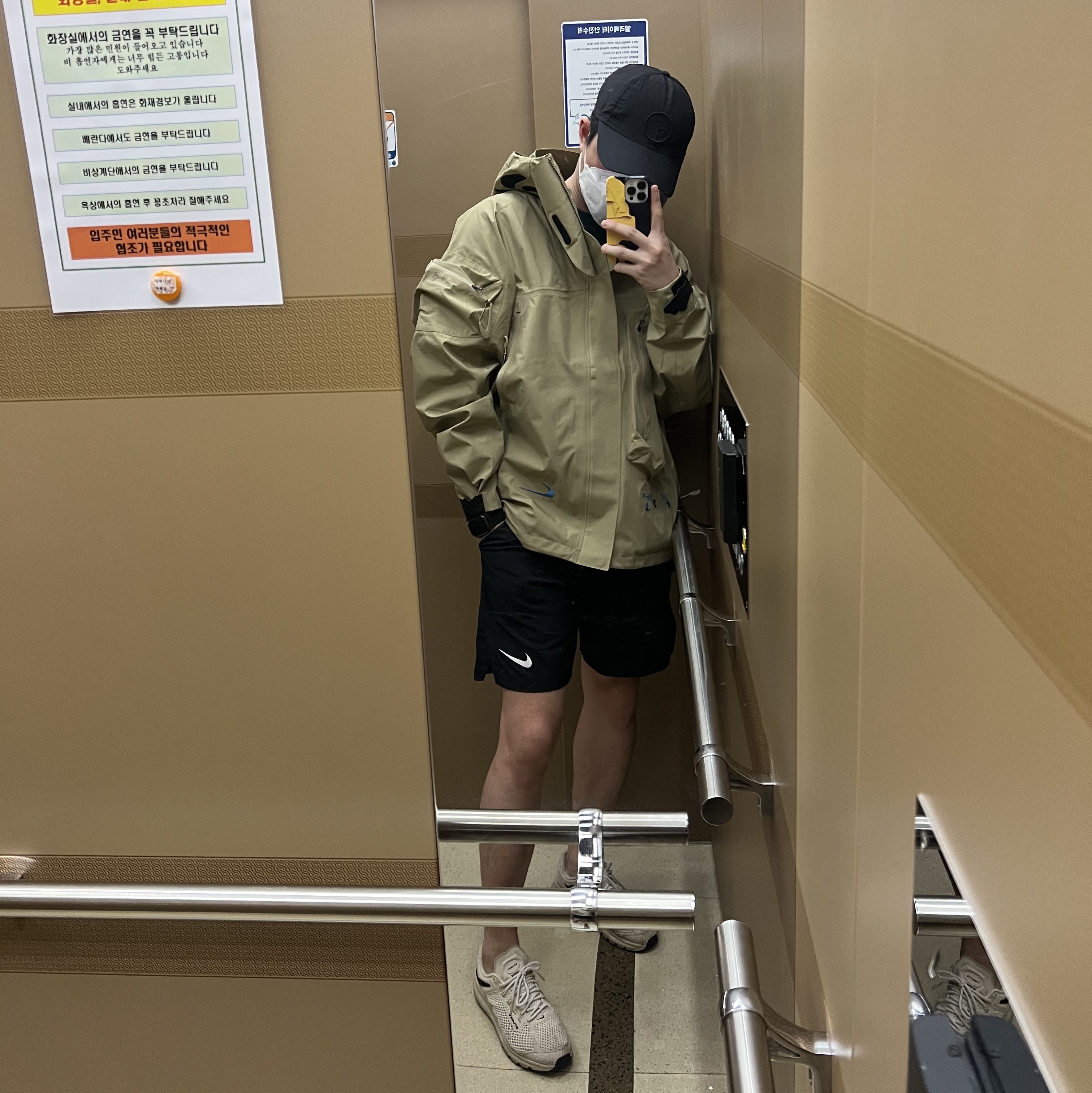Nike x Off-White NRG Gore-Tex Jacket Khaki - Asia, Nike x Drake Nocta Golf Crewneck Top Green - US/EU 착용 스타일