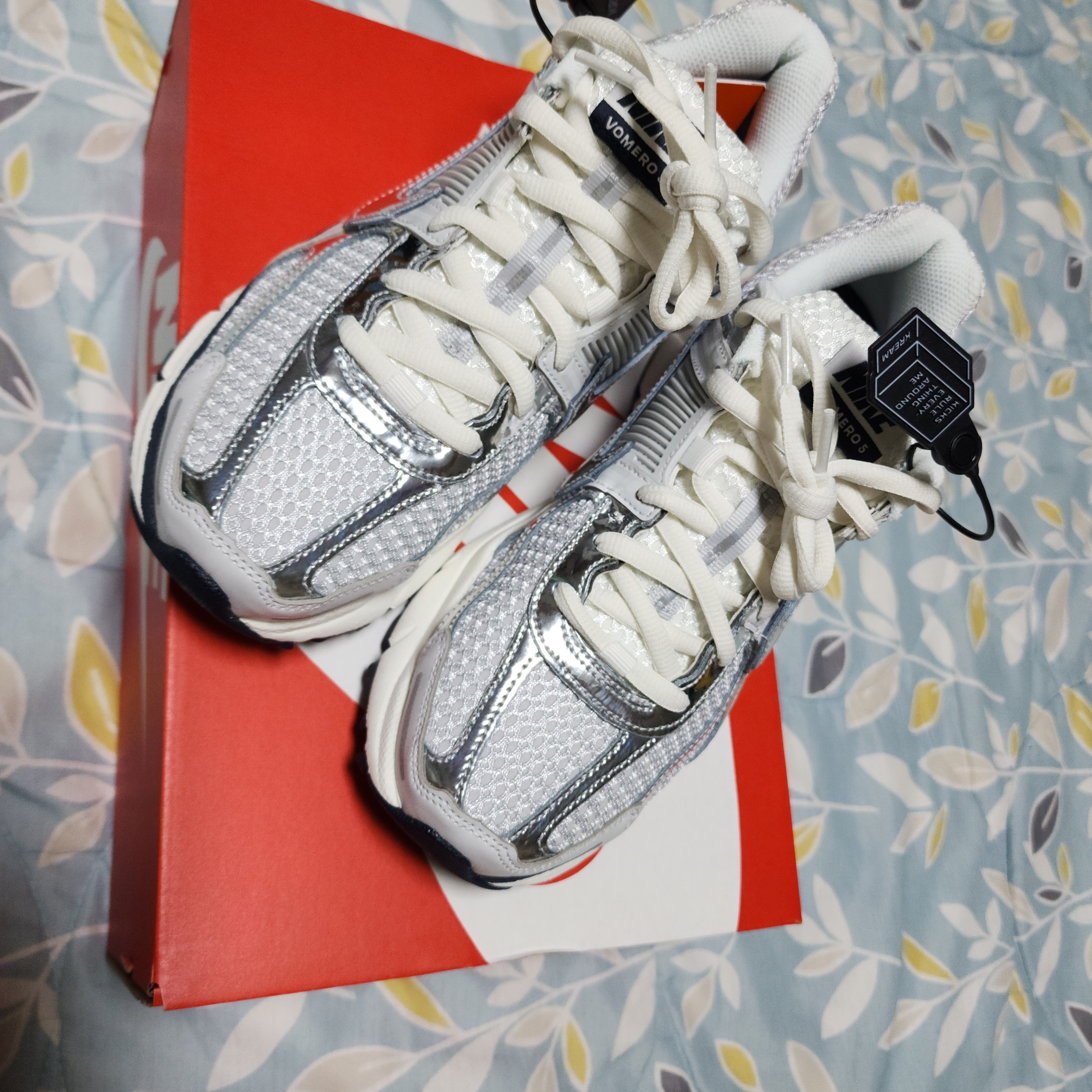 (W) Nike Zoom Vomero 5 Photon Dust and Metallic Silver 착용 스타일