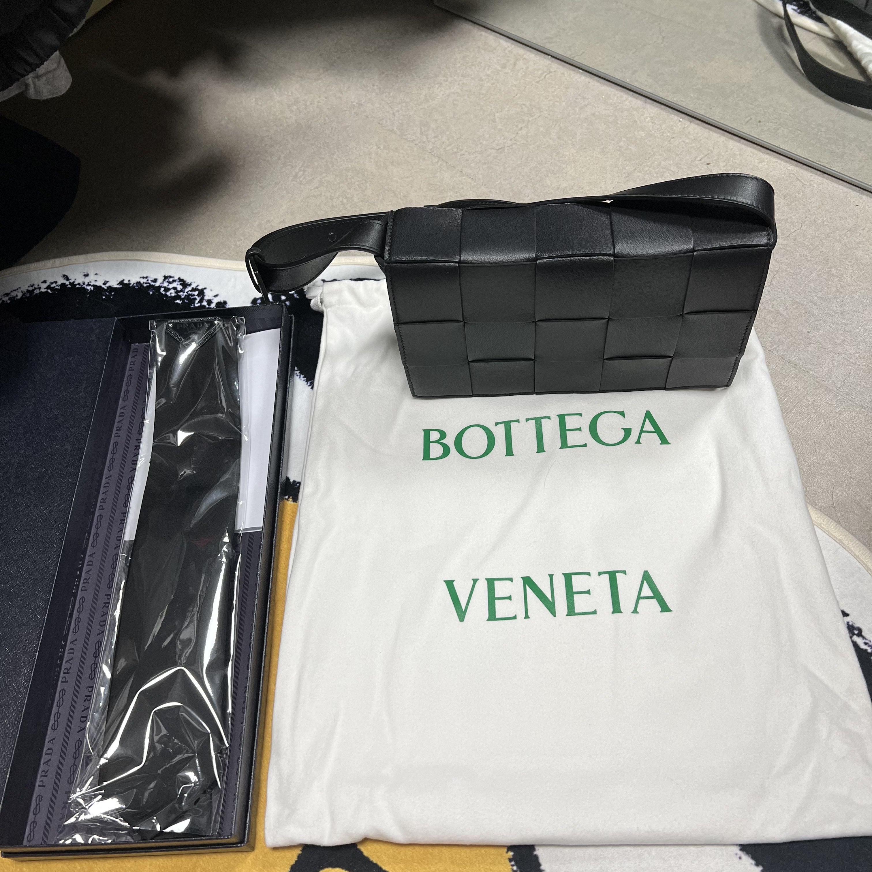 Bottega Veneta Lambskin Leather Cassette Black 착용 스타일