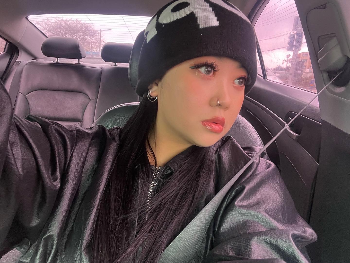 Supreme Big Logo Beanie Black 착용 스타일 - 2