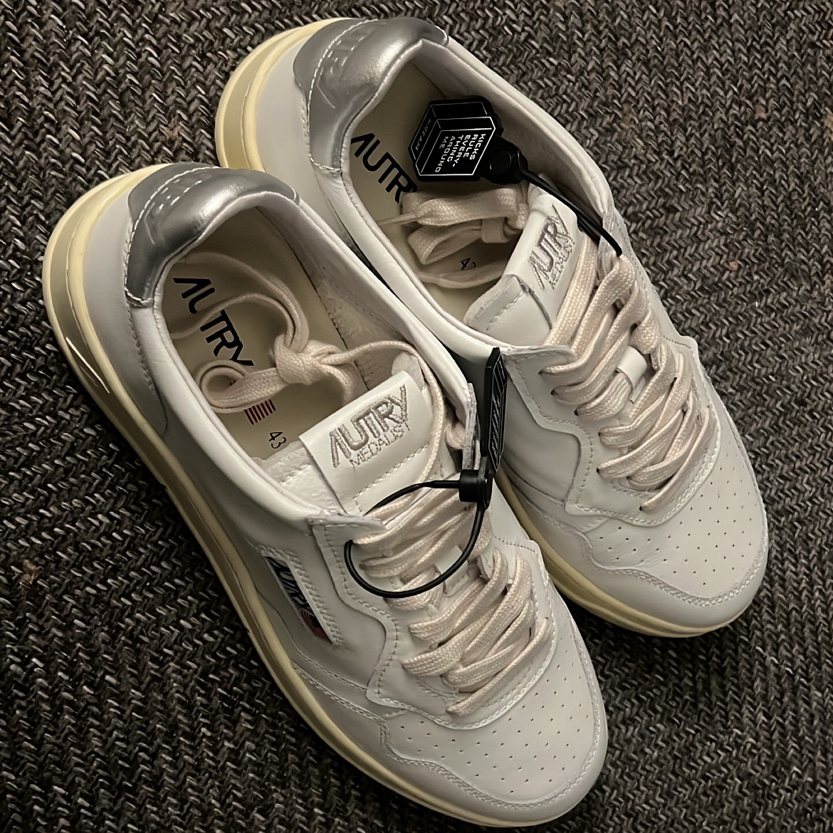 Autry Medalist Low Leather Sneakers White Silver 착용 스타일