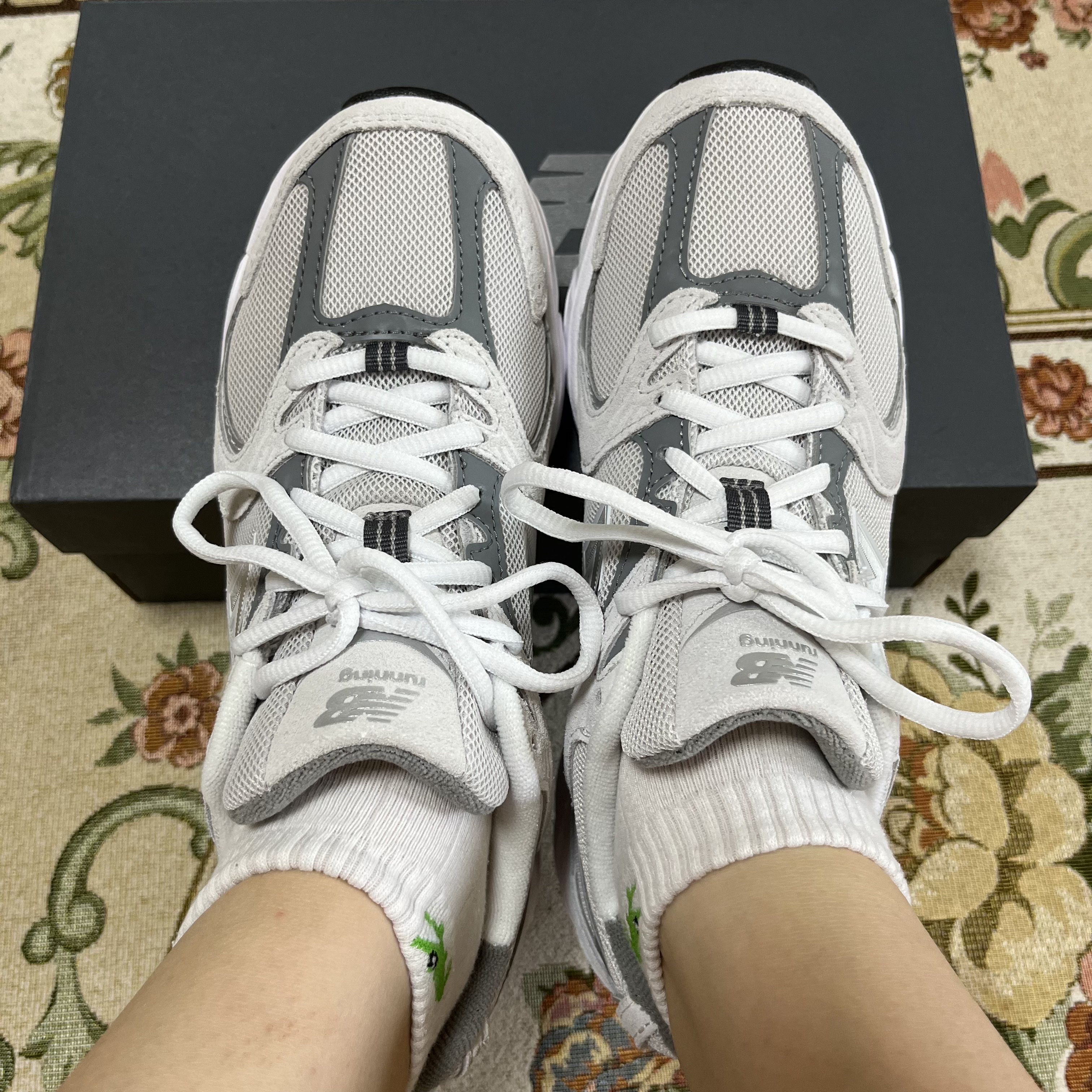 New Balance 530 Classic Grey 착용 스타일 - 1